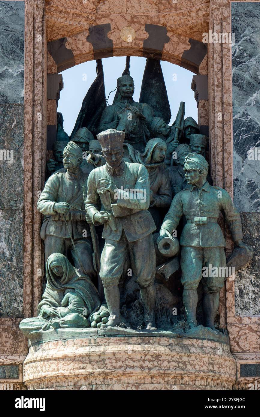 Turkiye. Istanbul. Cumhuriyet Aniti. Monument situé sur la place Taksim pour commémorer l'établissement de la République turque en 1923 Banque D'Images