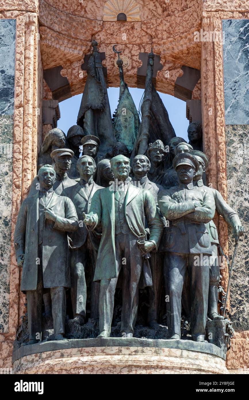 Turkiye. Istanbul. Cumhuriyet Aniti. Monument situé sur la place Taksim pour commémorer l'établissement de la République turque en 1923 Banque D'Images
