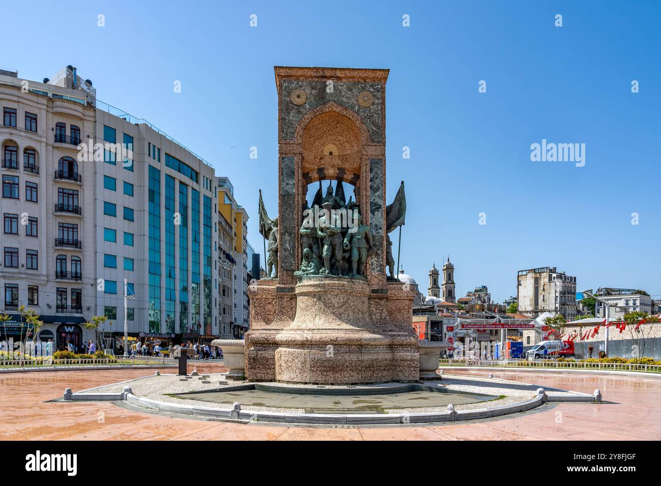 Turkiye. Istanbul. Cumhuriyet Aniti. Monument situé sur la place Taksim pour commémorer l'établissement de la République turque en 1923 Banque D'Images