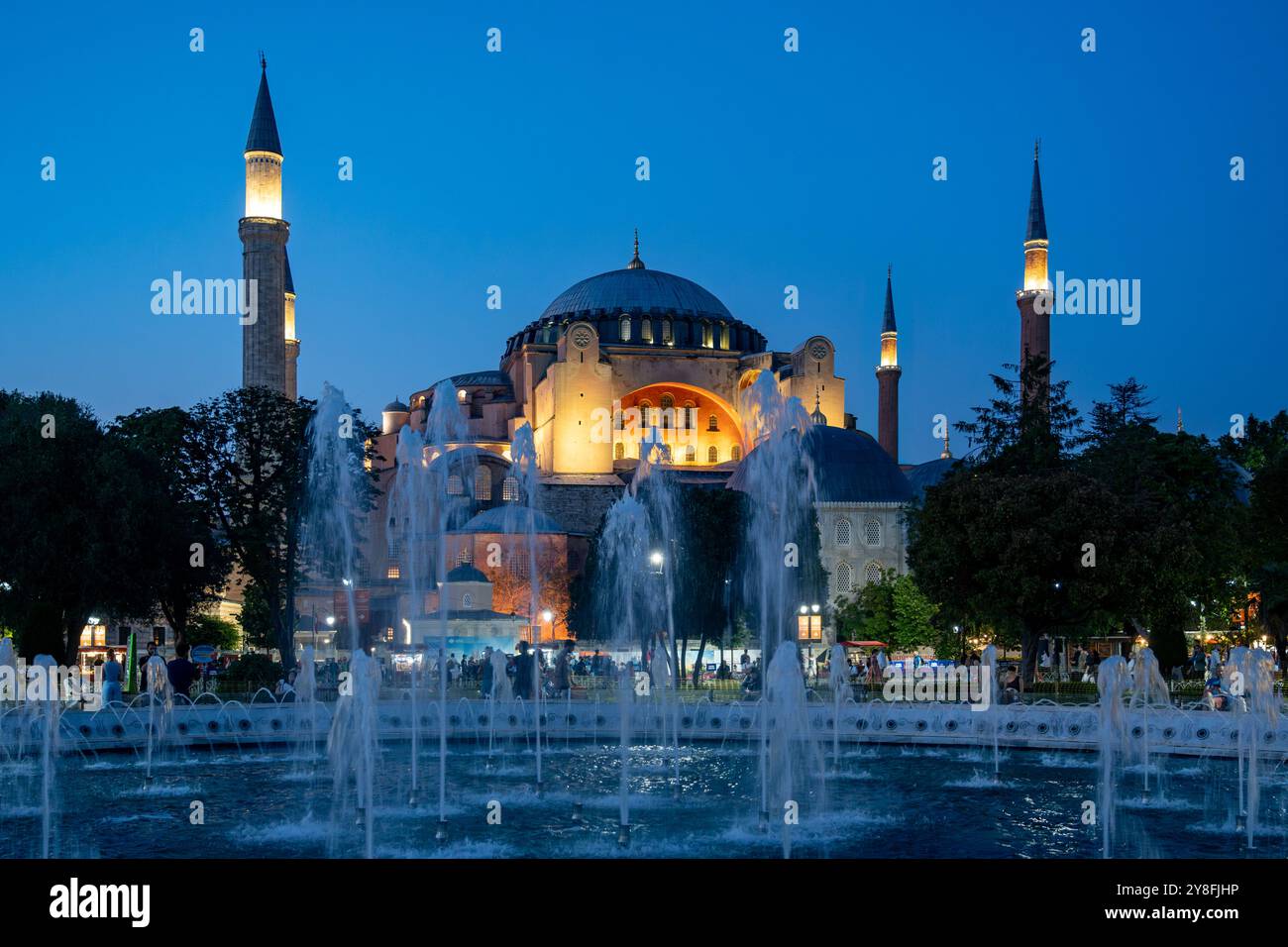 Turkiye. Istanbul. Sainte-Sophie illuminée au crépuscule, avec sa fontaine au premier plan, mettant en valeur la riche histoire de la structure emblématique Banque D'Images