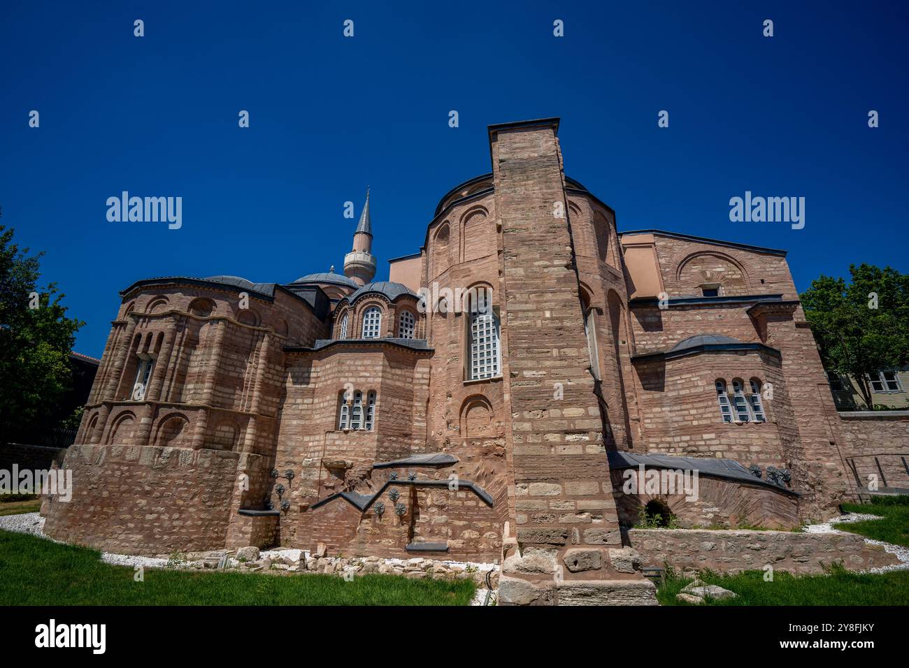 Türkiye. Istanbul. Vue extérieure de toute l'église Saint-Sauveur-en-Chora sous un beau ciel bleu Banque D'Images