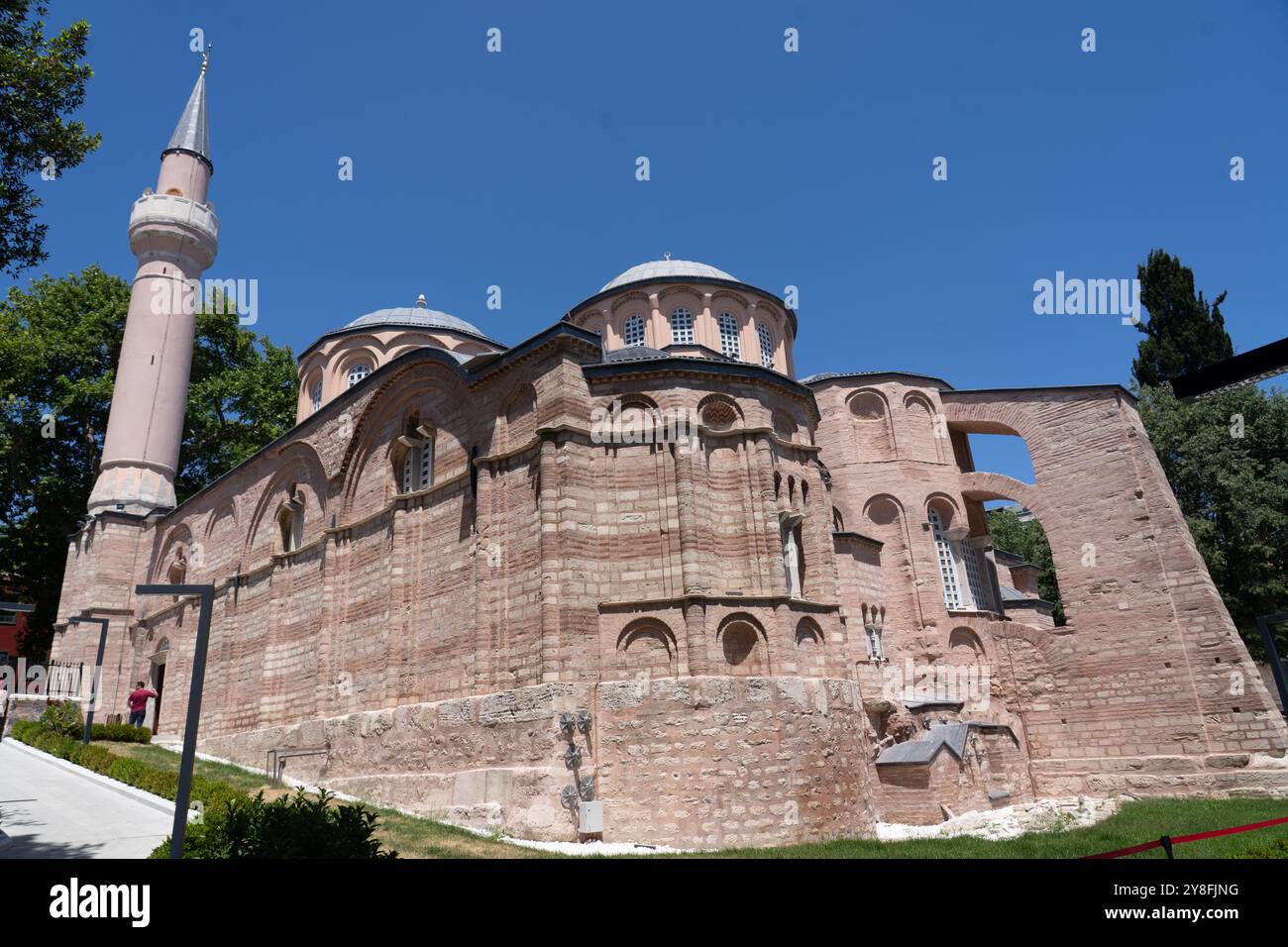 Turkiye. Istanbul. Vue extérieure de toute l'église Saint-Sauveur-en-Chora sous un beau ciel bleu Banque D'Images