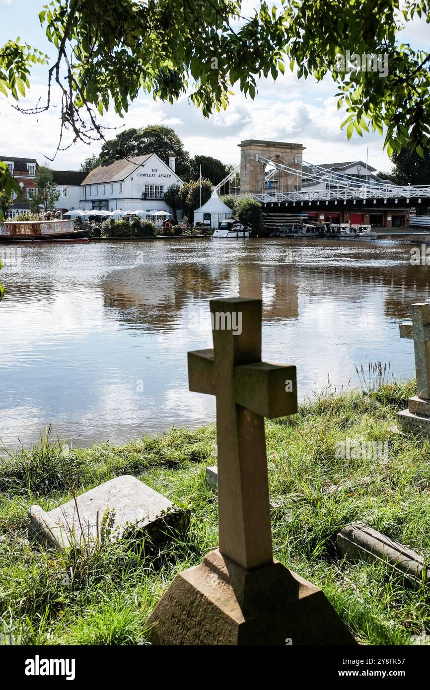 Vue de l'hôtel Compleat Angler depuis un cimetière d'église en face surplombant la Tamise à Marlow , Buckinghamshire , Angleterre , Royaume-Uni Banque D'Images