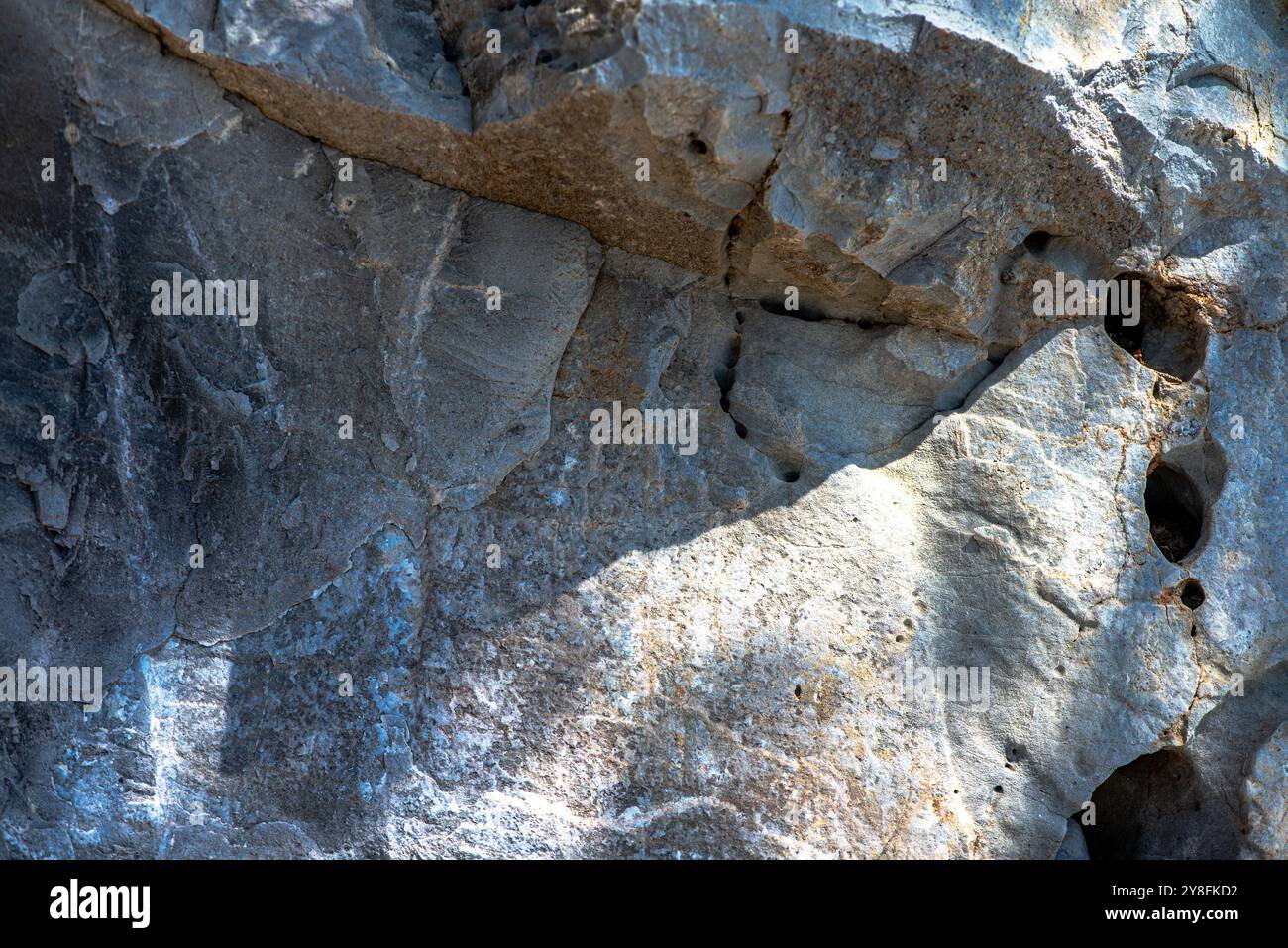Une vue rapprochée de pierres compactes et de roches, révélant des textures géologiques détaillées et des formations naturelles, idéal pour les sciences de la terre ou le dos géologique Banque D'Images