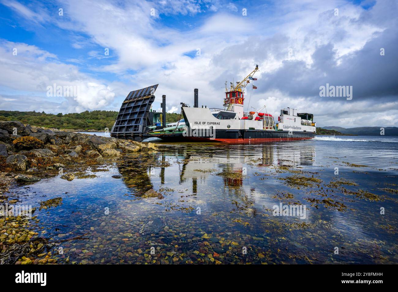 Le ferry calédonien MacBrayne île de Cumbrae sur la route estivale entre Tarbert et Portavadie - août 2019. Banque D'Images