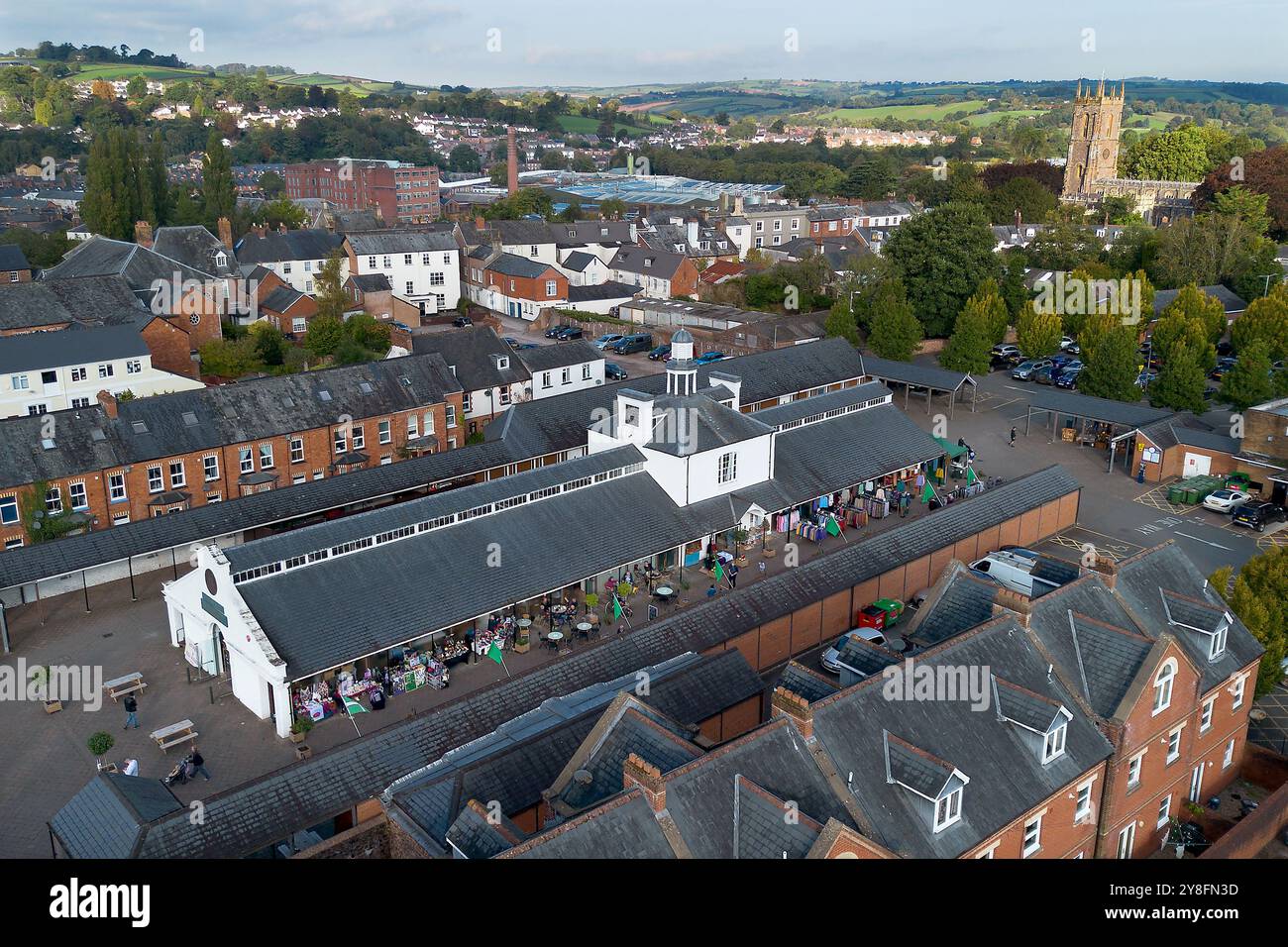 Vue générale du Pannier Market à Tiverton, devon, qui est un bâtiment classé grade 2. Le marché historique vend une gamme variée d'arites locales Banque D'Images