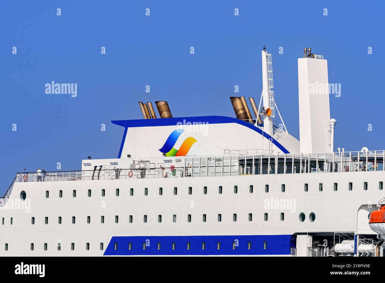 Vue détaillée de l'entonnoir et des gaz naturel liquéfié (GNL) sur le ferry E-Flexer Salamanca, exploité par Brittany Ferries. Banque D'Images