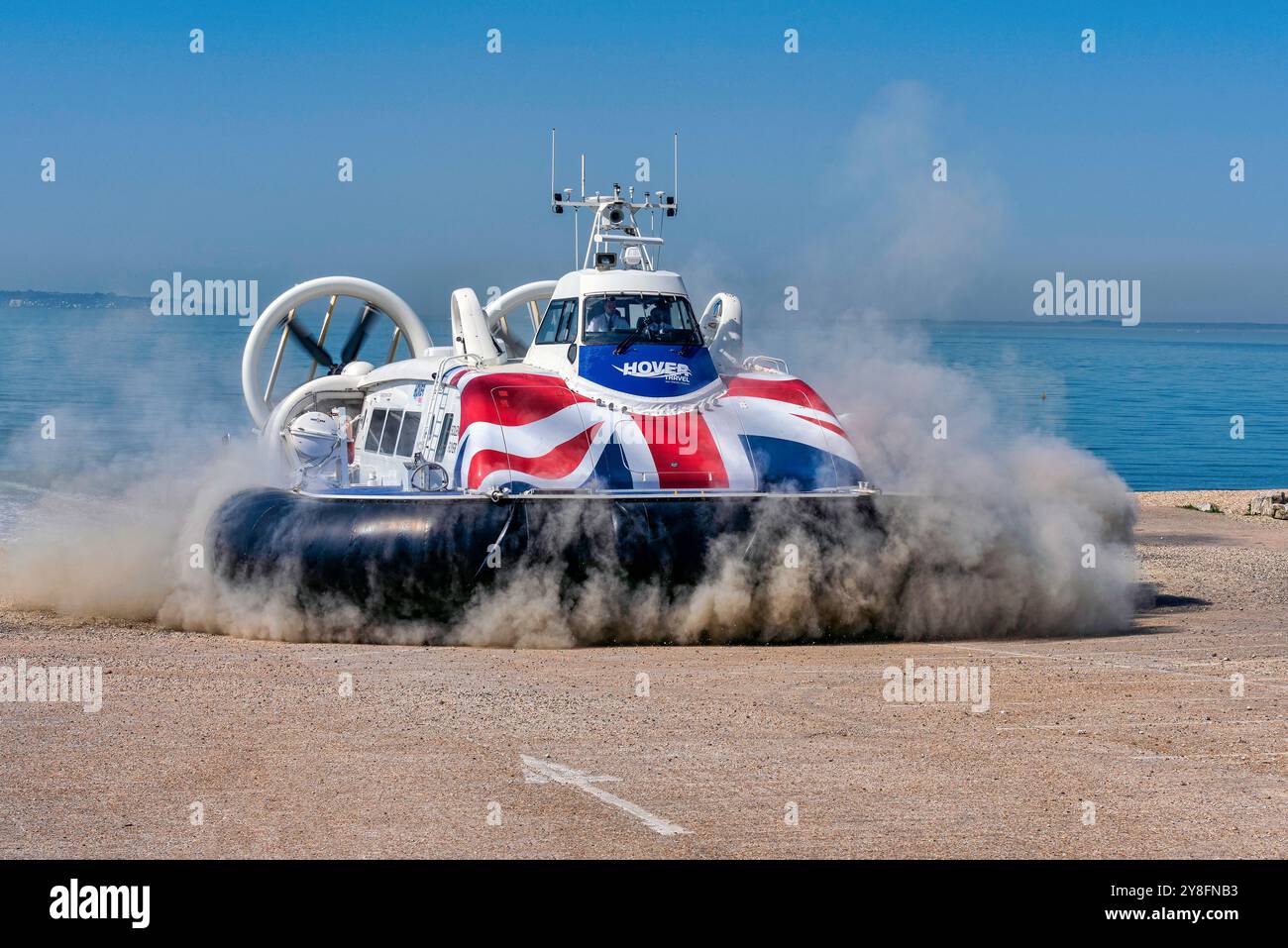 Exploité par HoverTravel, Solent Flyer offre un service passagers à grande vitesse à travers le Solent, reliant Portsmouth et Ryde, sur l'île de Wight. Banque D'Images