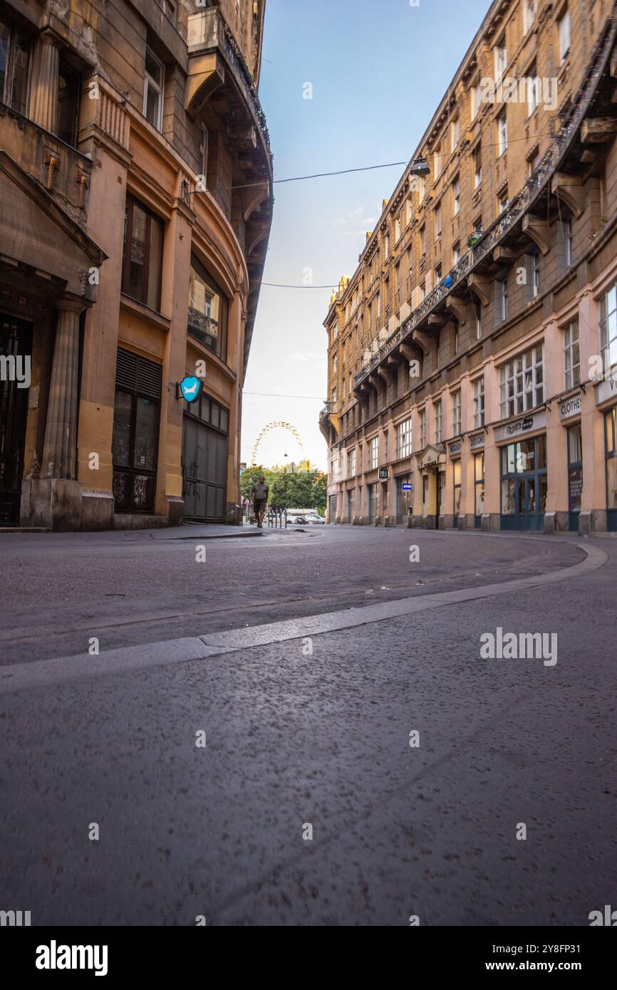 Une cour classique et typique d'un immeuble résidentiel à Budapest. Galleri et entrées des appartements. Bâtiments résidentiels Banque D'Images