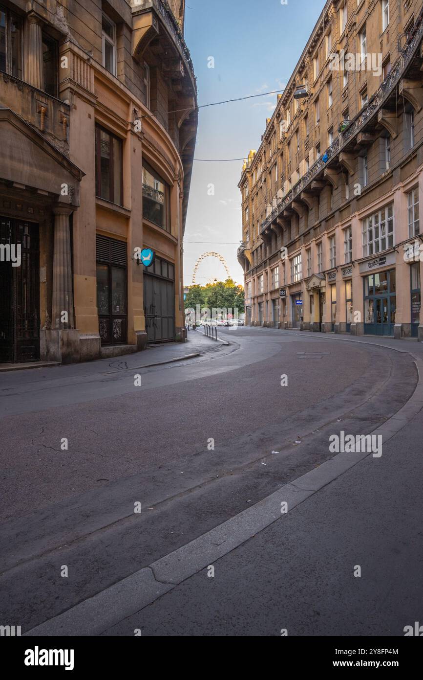 Une cour classique et typique d'un immeuble résidentiel à Budapest. Galleri et entrées des appartements. Bâtiments résidentiels Banque D'Images
