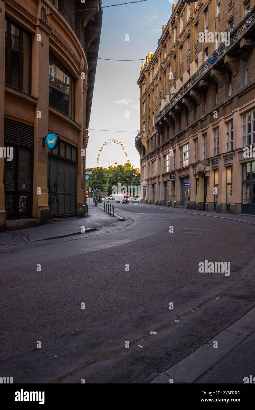 Une cour classique et typique d'un immeuble résidentiel à Budapest. Galleri et entrées des appartements. Bâtiments résidentiels Banque D'Images