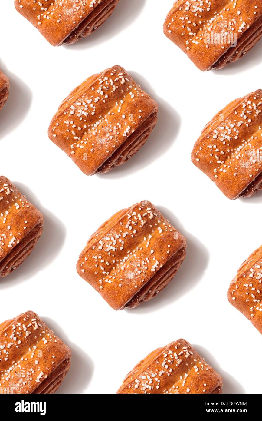 Korvapuusti, petits pains finlandais traditionnels à la cannelle et à la cardamome, petits pains frais en Finlande et en Suède, motif, fond Banque D'Images