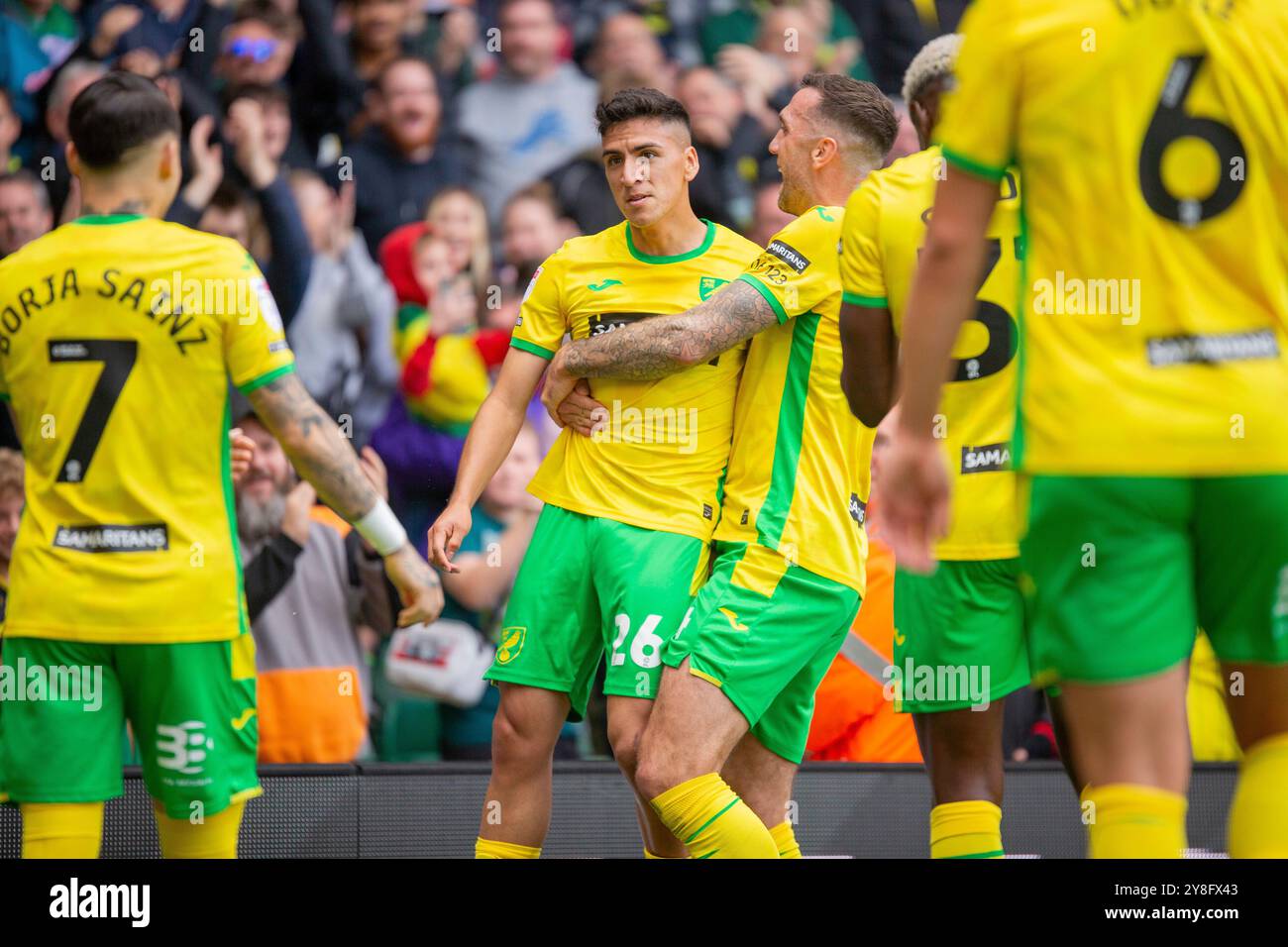 Marcelino Núñez de Norwich City fête avec ses coéquipiers après avoir fait 1-0 lors du match du Sky Bet Championship entre Norwich City et Hull City à Carrow Road, Norwich, samedi 5 octobre 2024. (Photo : David Watts | mi News) crédit : MI News & Sport /Alamy Live News Banque D'Images