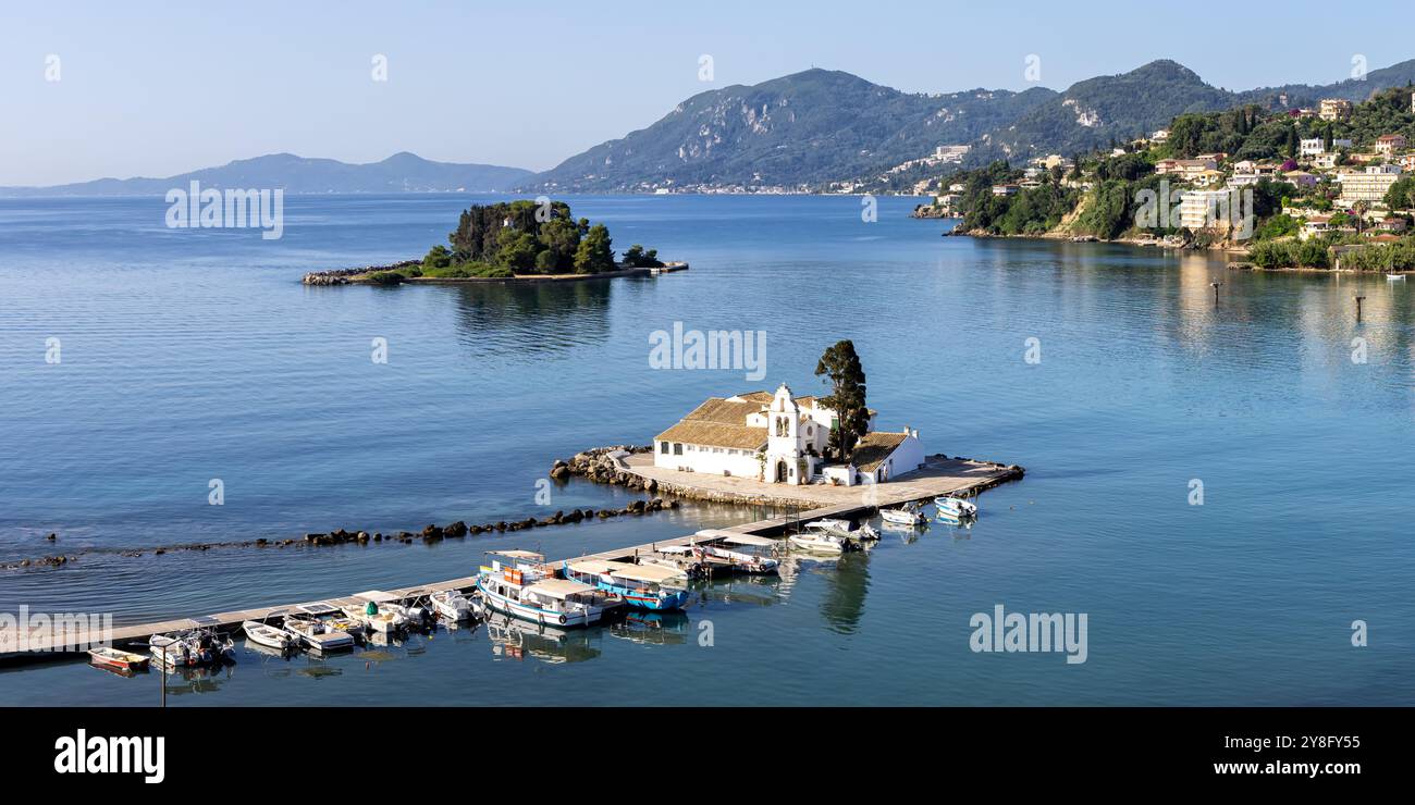 Monastère de Vlacherna et l'île de la souris à la mer Méditerranée d'en haut panorama de vacances sur l'île de Corfou en Grèce Banque D'Images