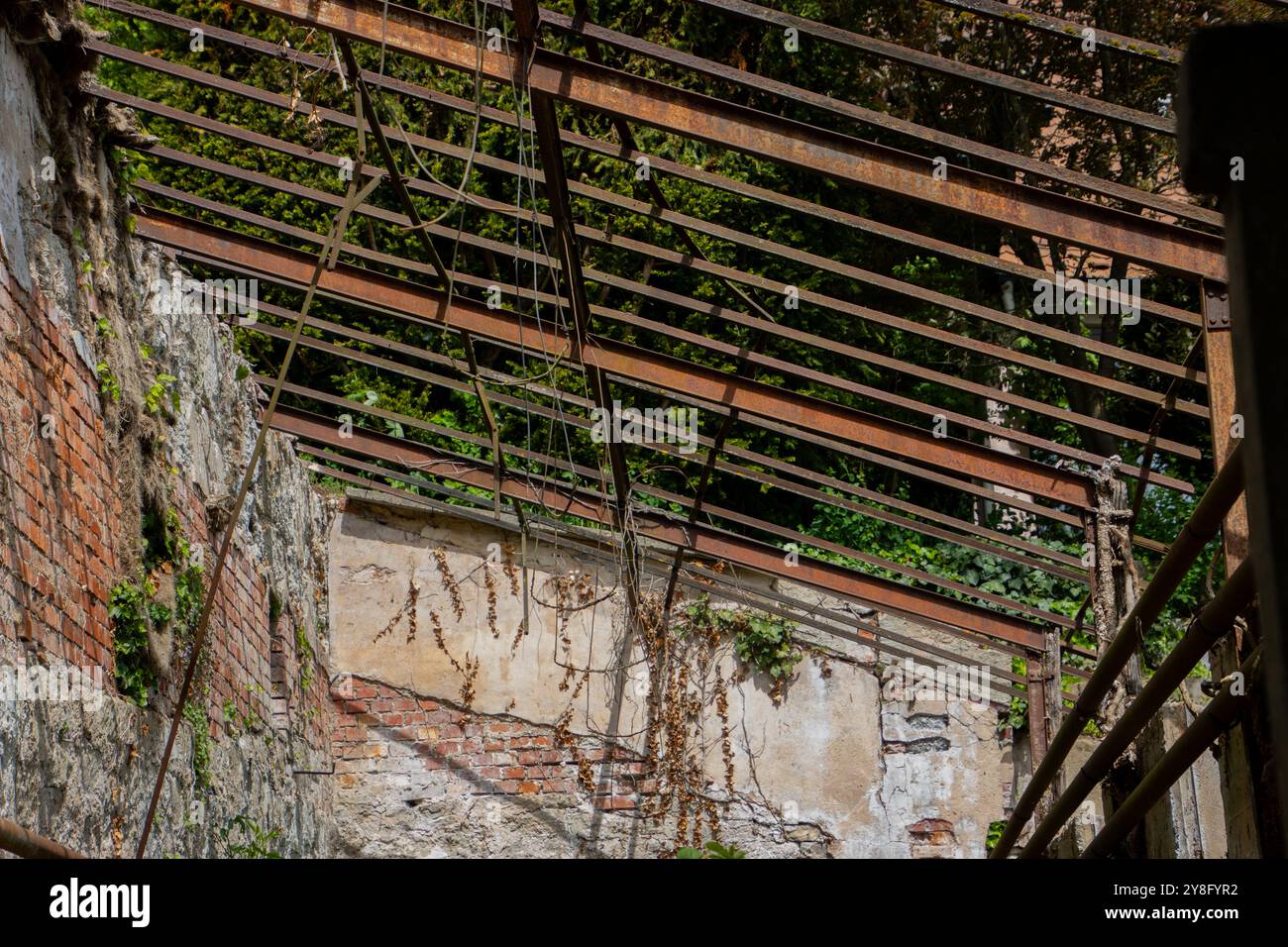 Vieille structure de toit métallique abandonnée Banque D'Images