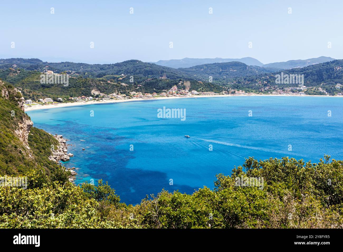 Vue sur la plage et la baie d'Agios Georgios avec des vacances à la mer turquoise sur l'île de Corfou en Grèce Banque D'Images