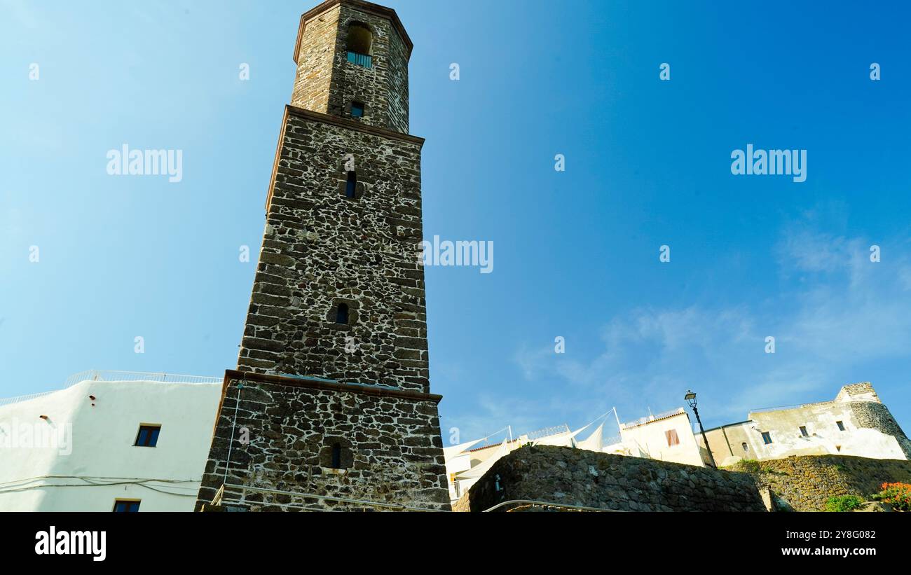 Le village médiéval de Castelsardo surplombe la spectaculaire mer de Sardaigne. Sardaigne, province de Sassari. Italie Banque D'Images