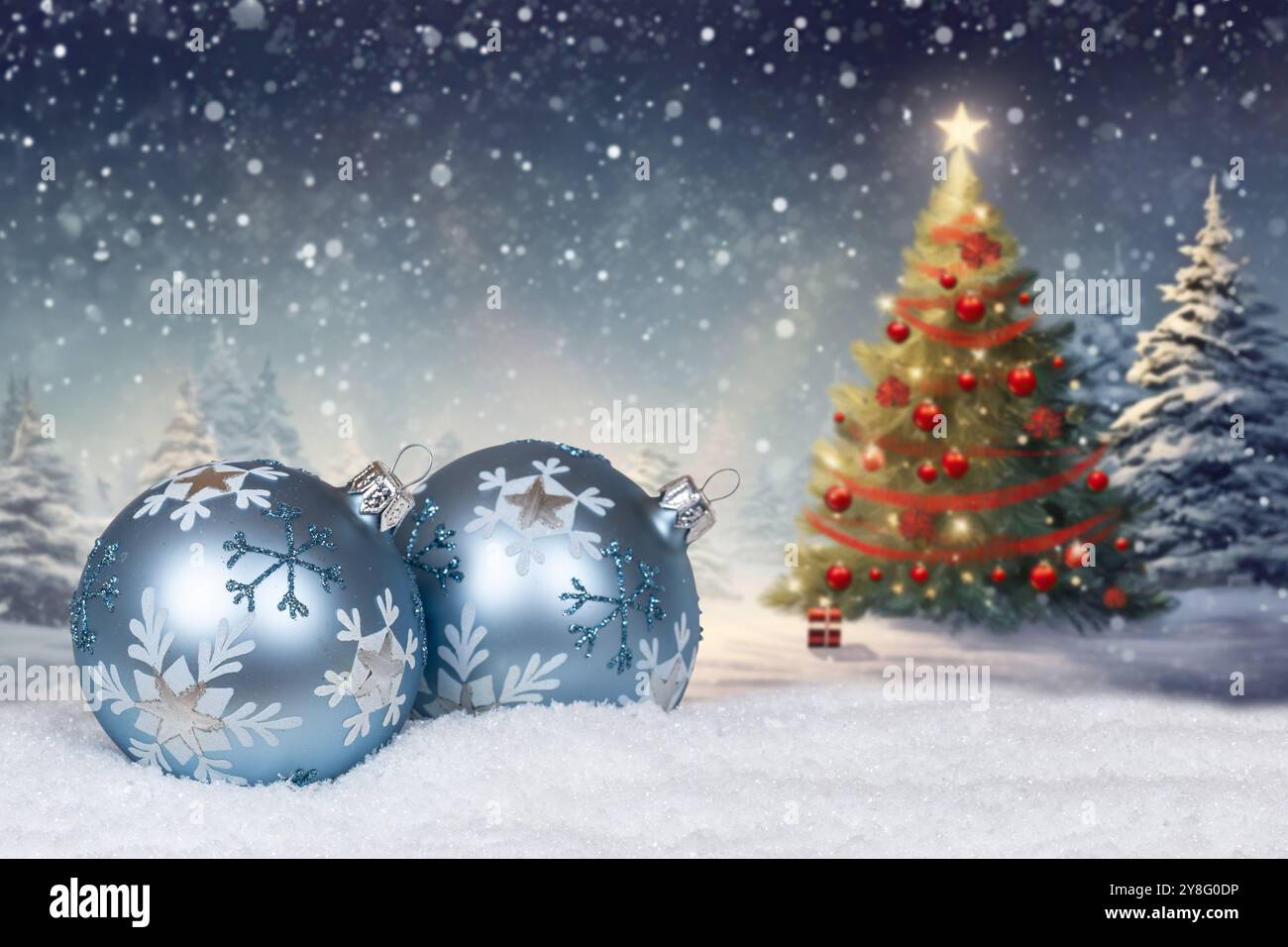 Carte de Noël avec boules boules fond d'arbre et copyspace copie espace décoration neige hiver Banque D'Images