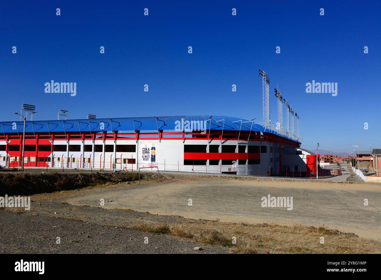 Terrain de football en terre battue à côté du stade de football municipal Estadio dans le district de Villa Ingenio, utilisé par l'équipe de football toujours prête, El Alto, Bolivie Banque D'Images