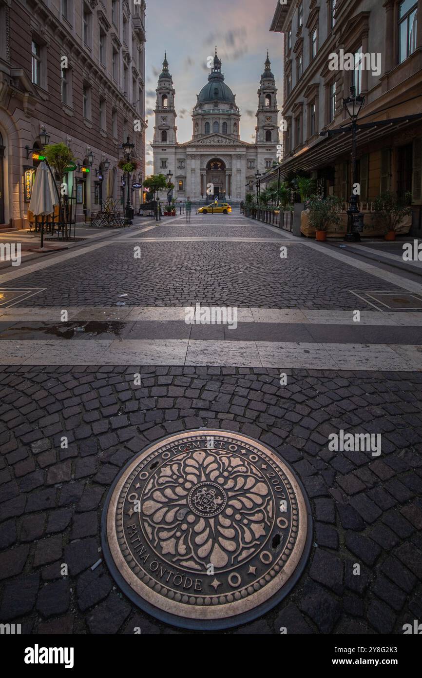 Une cour classique et typique d'un immeuble résidentiel à Budapest. Galleri et entrées des appartements. Bâtiments résidentiels Banque D'Images