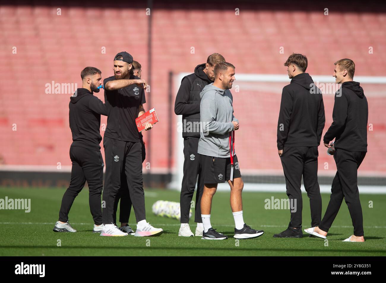 Emirates Stadium, Londres, Royaume-Uni. 5 octobre 2024. Premier League Football, Arsenal contre Southampton ; les joueurs de Southampton inspectent le terrain avant le match Credit : action plus Sports/Alamy Live News Banque D'Images