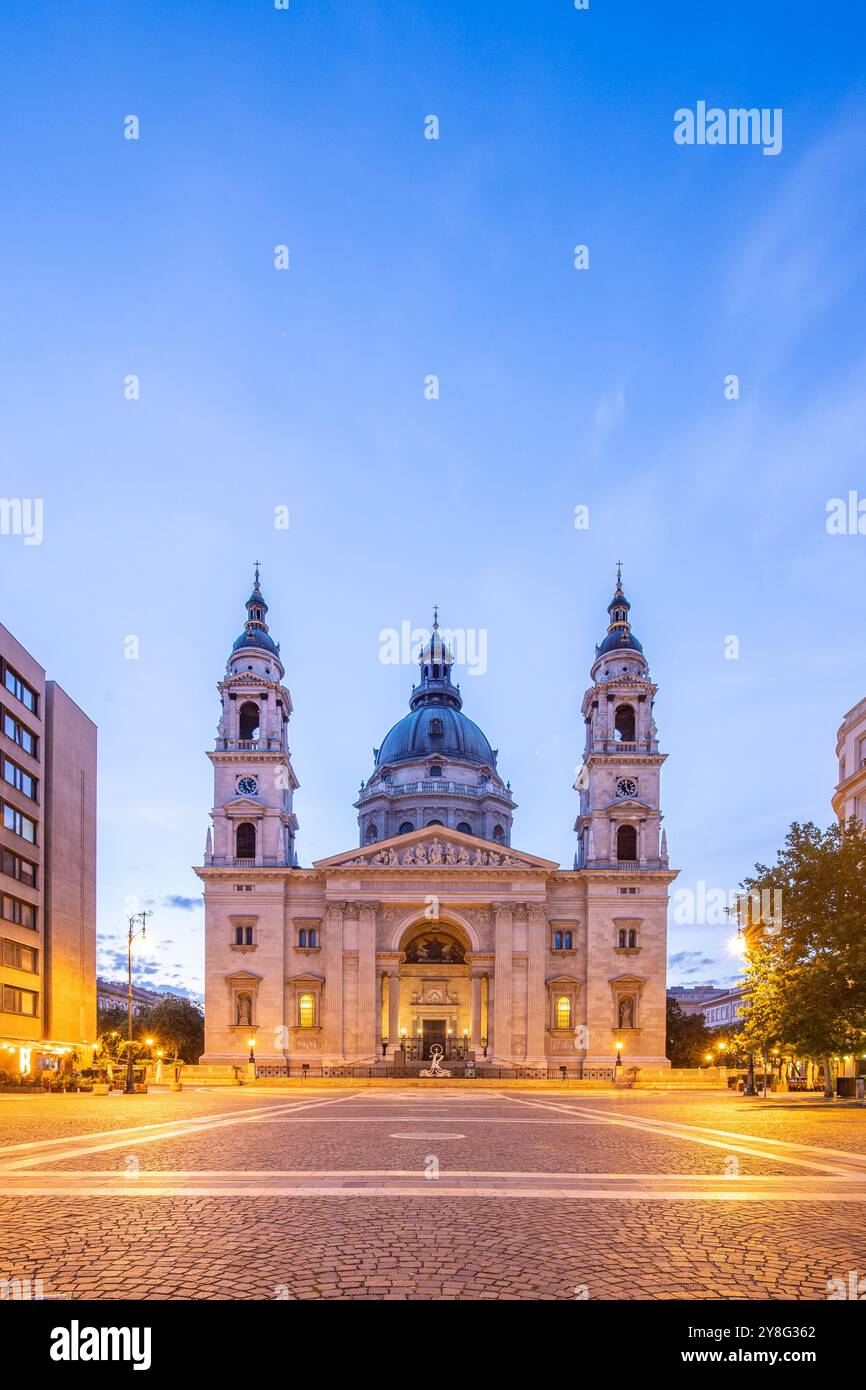 Une cour classique et typique d'un immeuble résidentiel à Budapest. Galleri et entrées des appartements. Bâtiments résidentiels Banque D'Images