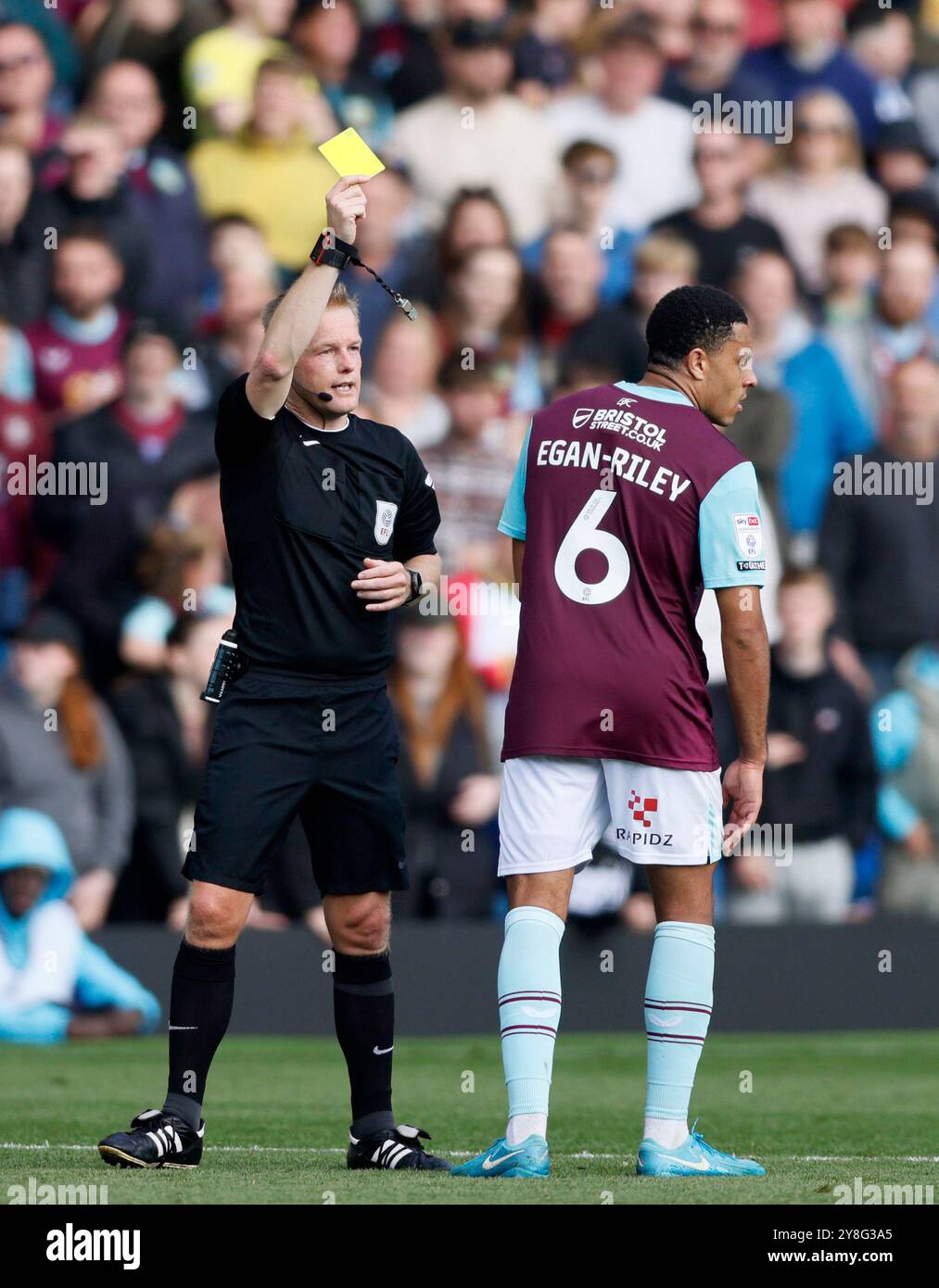 L'arbitre Gavin Ward (à gauche) livre à CJ Egan-Riley de Burnley (à droite) pendant le Sky Bet Championship match à Turf Moor, Burnley. Date de la photo : samedi 5 octobre 2024. Banque D'Images