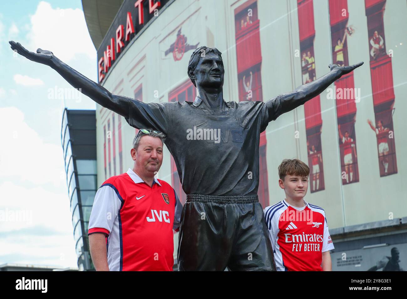 Les fans arrivent à Emirates Stadium avant le match de premier League Arsenal vs Southampton à Emirates Stadium, Londres, Royaume-Uni, le 5 octobre 2024 (photo par Izzy Poles/News images) Banque D'Images