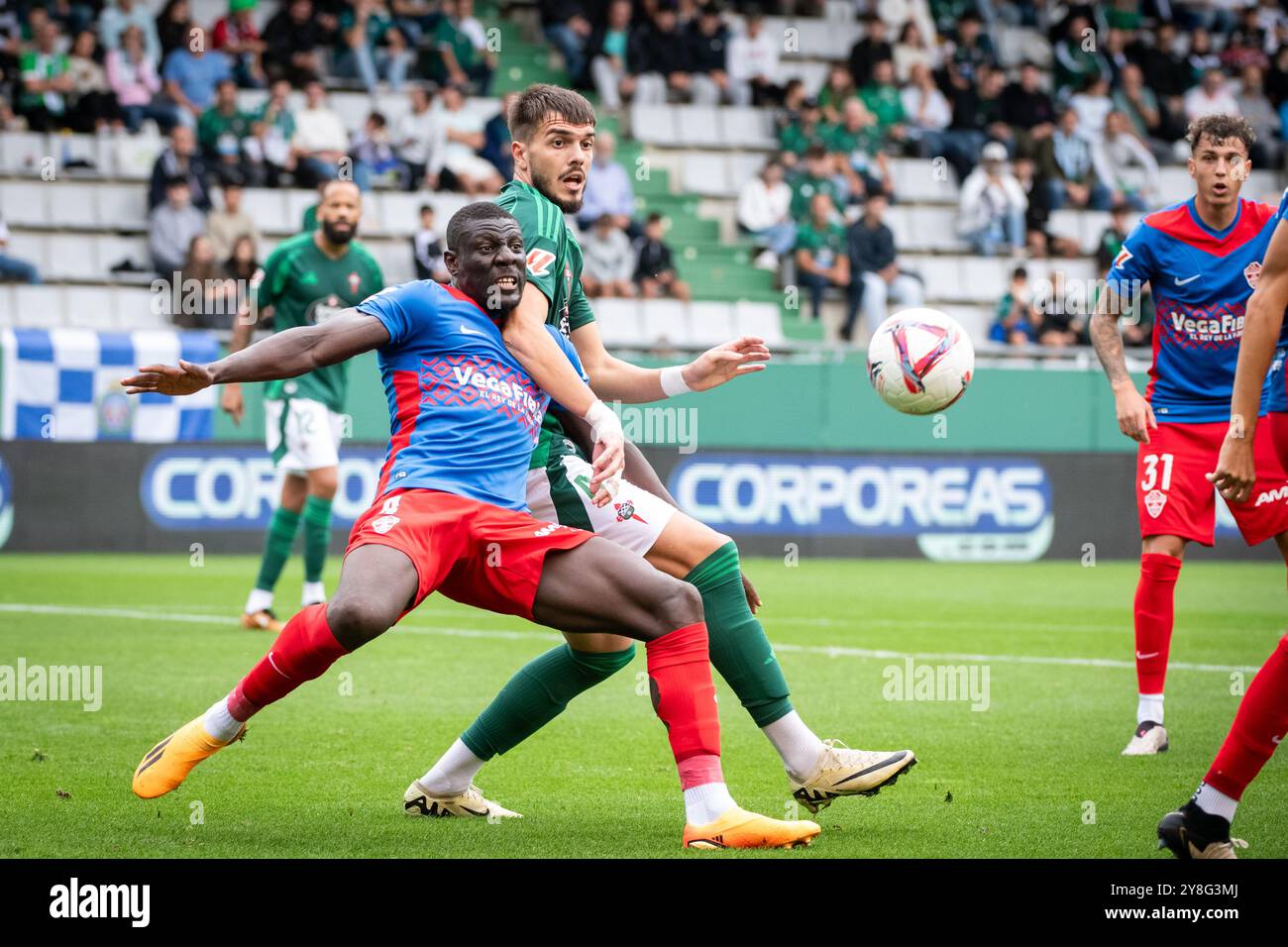 Ferrol, Espagne. 05 octobre 2024. Liga Hypermotion, Jornada 8. Racing Club Ferrol vs Elche. Estadio A Malata. Bambo Diaby et Puric Credit : Ismael Miján/Alamy Live News Banque D'Images