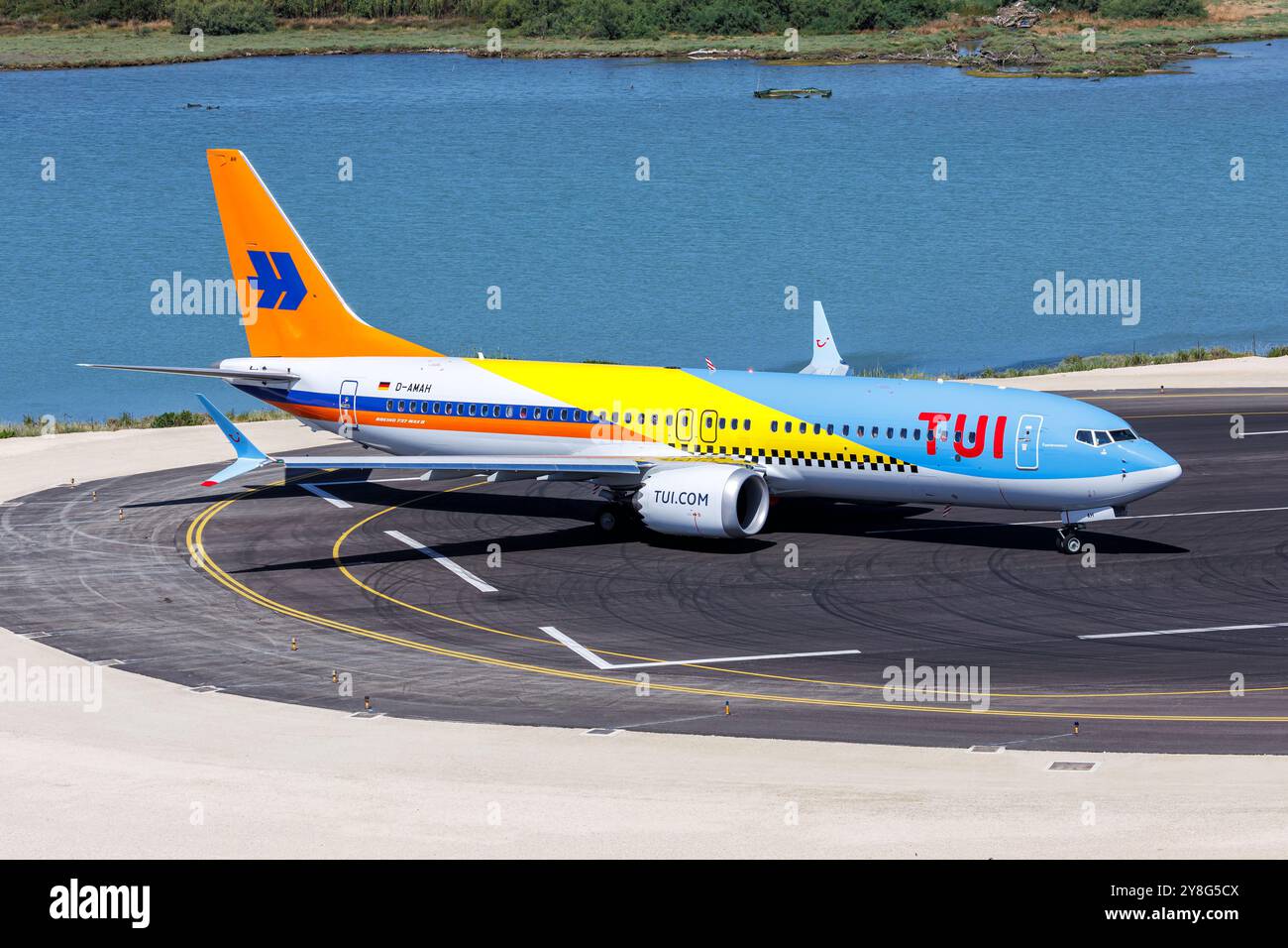 Corfou, Grèce - 8 juin 2024 : avion TUI Boeing 737 MAX 8 à l'aéroport de Corfou (CFU) en Grèce. Banque D'Images