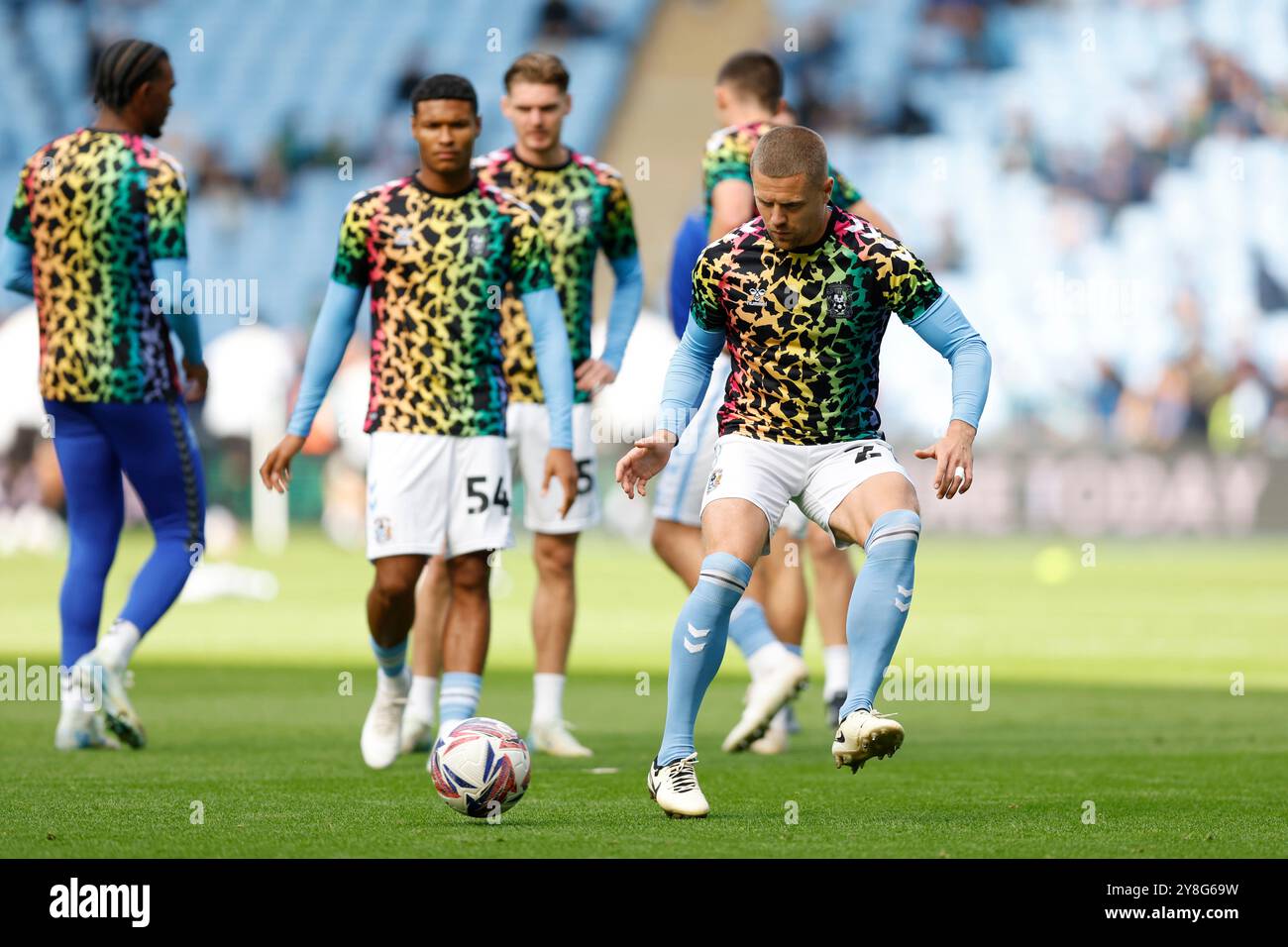 Jake Bidwell de Coventry City s'échauffe pendant le Sky Bet Championship match à la Coventry Building Society Arena, Coventry. Date de la photo : samedi 5 octobre 2024. Banque D'Images