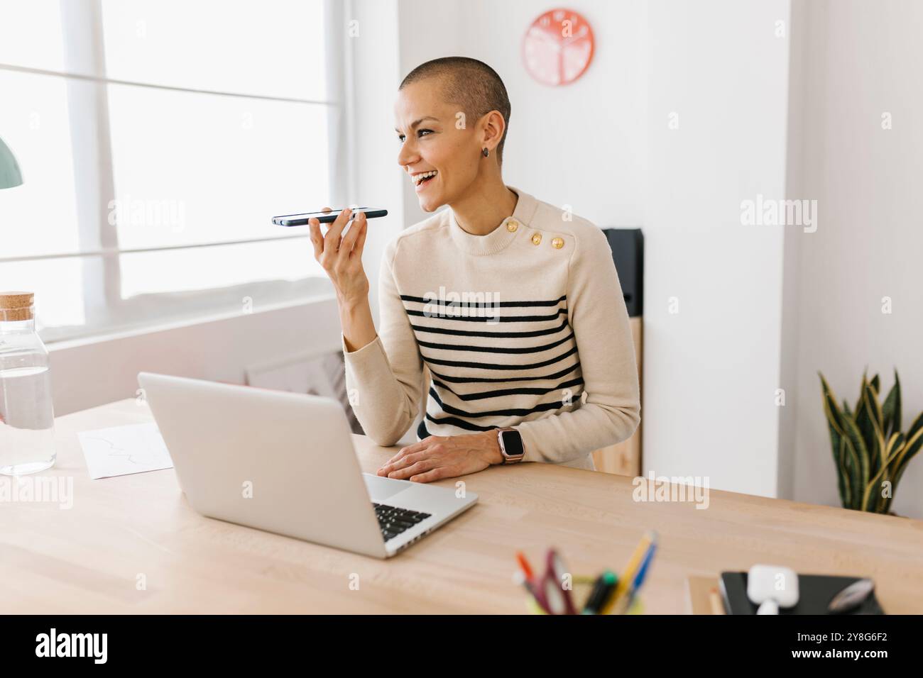 Femme adulte heureuse envoyant un message vocal audio sur l'application du téléphone Banque D'Images Femme adulte heureuse envoyant un message vocal audio sur l'application du téléphone Banque D'Images