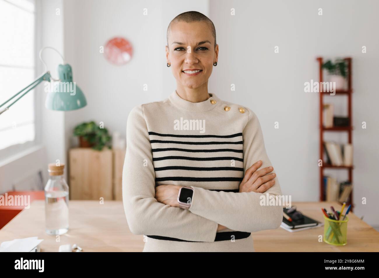 Portrait de femme d'affaires adulte moyenne regardant la caméra debout au lieu de travail Banque D'Images Portrait de femme d'affaires adulte moyenne regardant la caméra debout au lieu de travail Banque D'Images