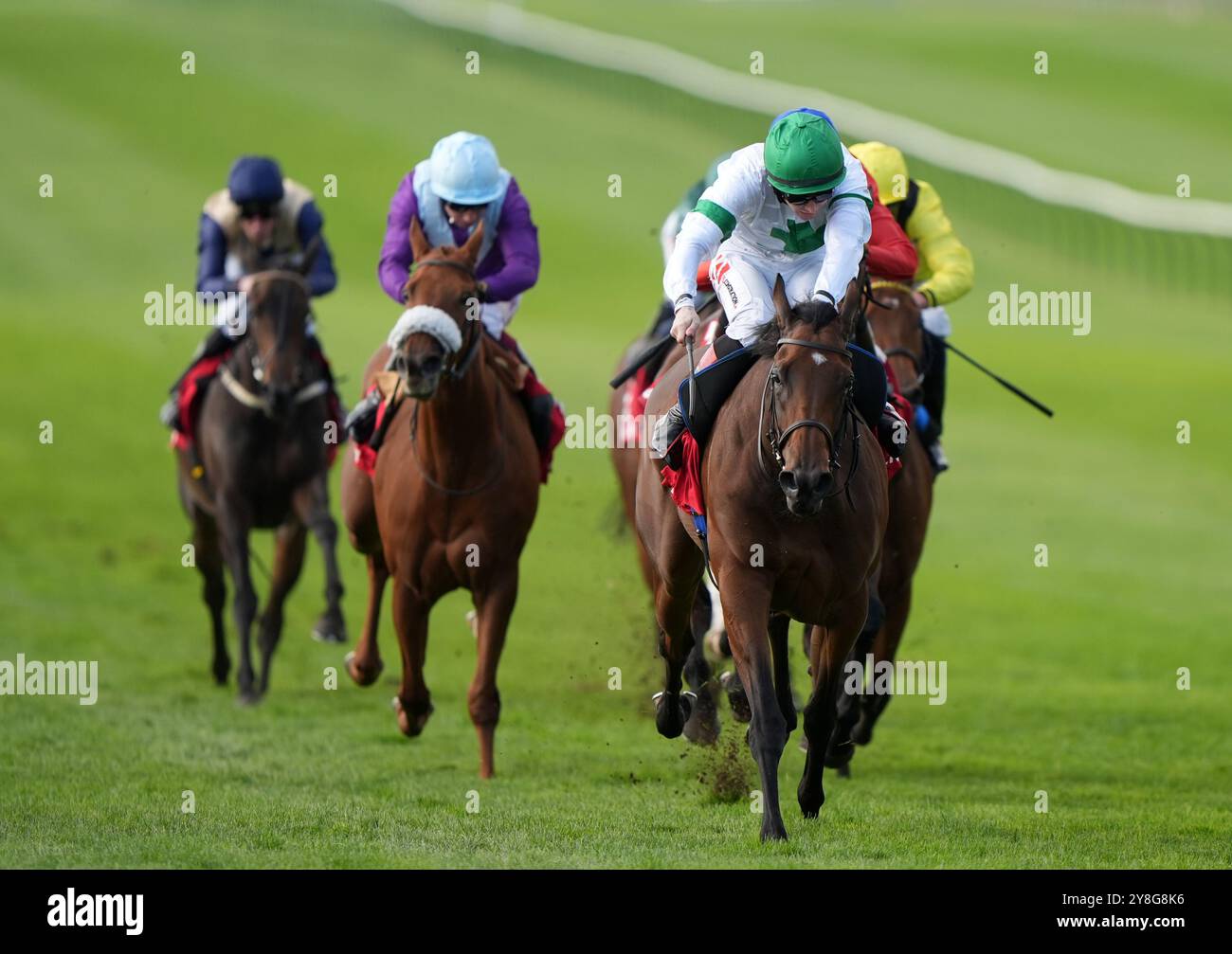 Tamfana monté par Colin Keane avant de gagner les Virgin Bet Sun chariot Stakes lors du Virgin Bet Sun chariot Day à Newmarket Racecourse, Suffolk. Date de la photo : samedi 5 octobre 2024. Banque D'Images