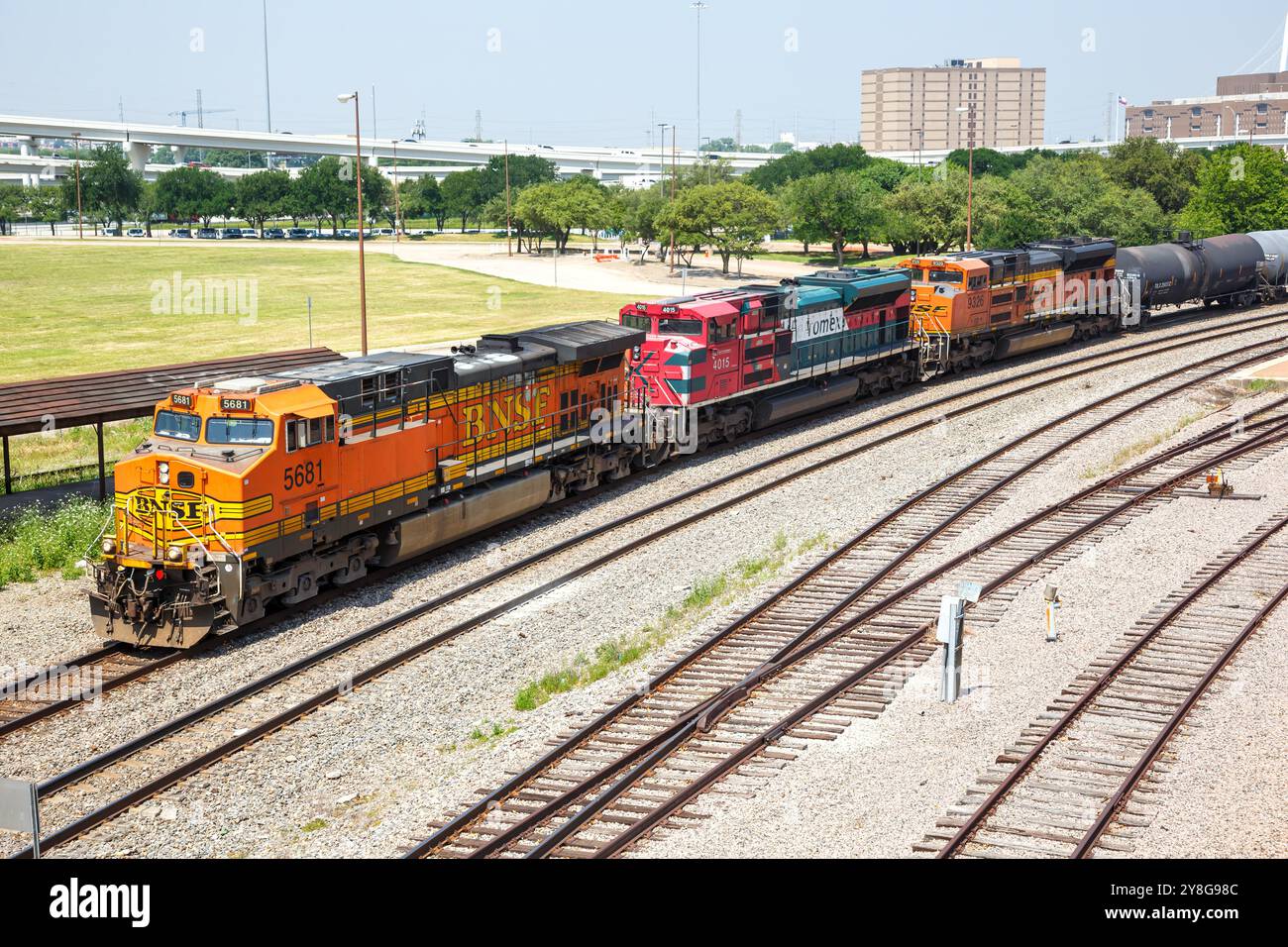 Dallas, États-Unis - 5 mai 2023 : train de marchandises BNSF Railway à Dallas, États-Unis. Banque D'Images