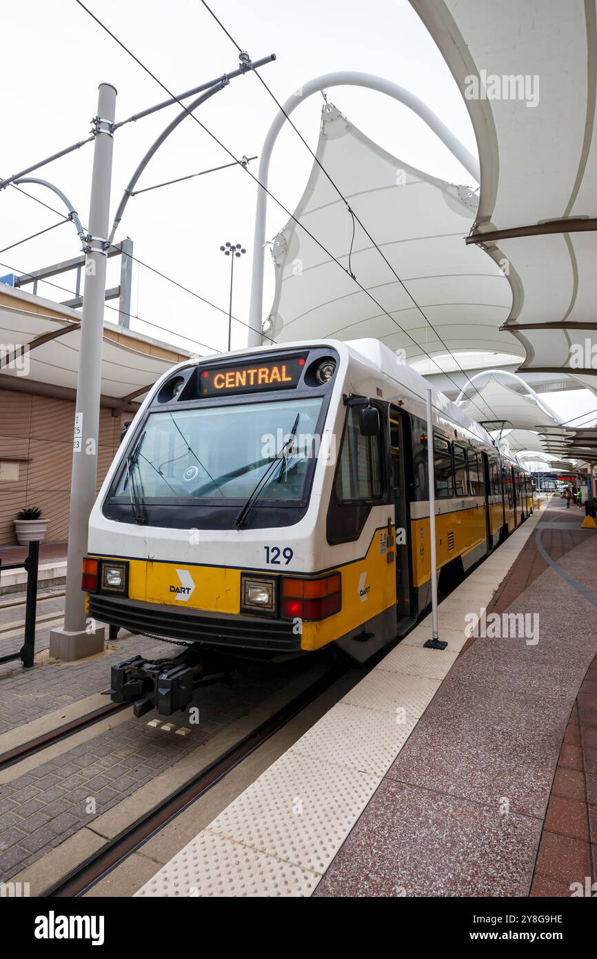 Dallas, États-Unis - 7 mai 2023 : Dallas DART Light Rail transport public format portrait de la station de l'aéroport DFW à Dallas, États-Unis. Banque D'Images