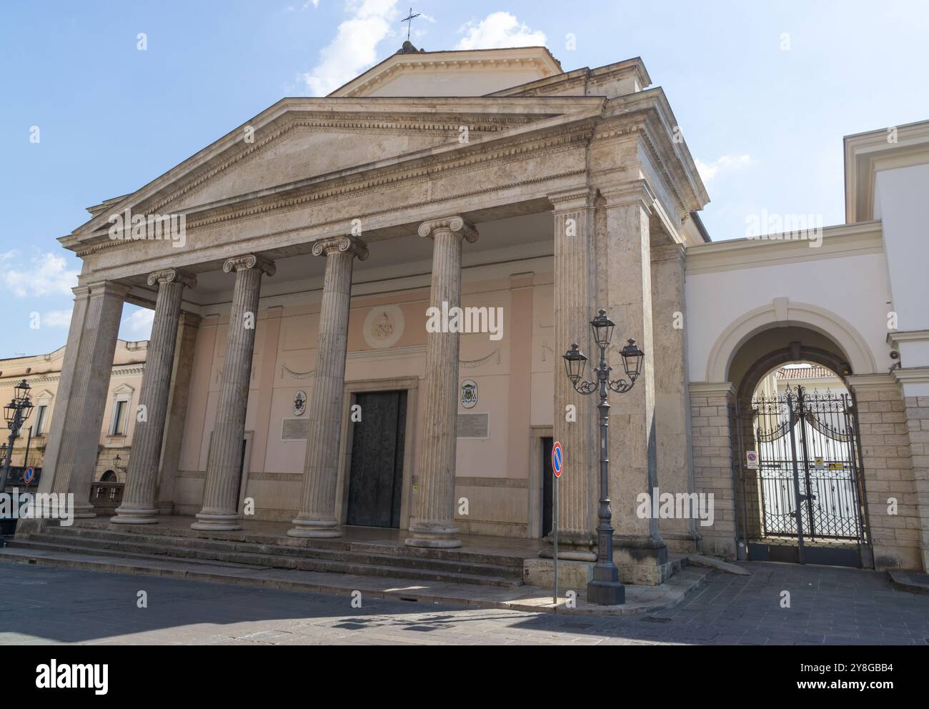 Cathédrale de Pierre l'Apôtre, est le plus important lieu de culte catholique dans la ville d'Isernia, Molise, Italie Banque D'Images