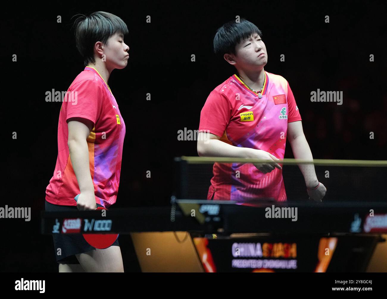 Pékin, Chine. 5 octobre 2024. Wang Yidi/Sun Yingsha (R) réagissent lors de la finale en double féminin entre Qian Tianyi/Chen Xingtong, de Chine, et Wang Yidi/Sun Yingsha, de Chine, au World Tennis de table (WTT) China Smash 2024 à Pékin, Chine, 5 octobre 2024. Crédit : Zhang Chenlin/Xinhua/Alamy Live News Banque D'Images