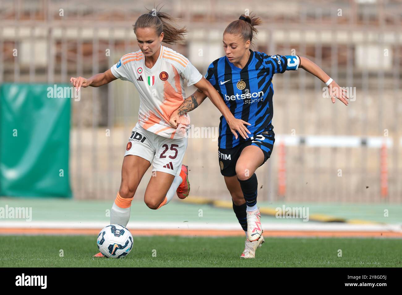 Milan, Italie. 5 octobre 2024. Frederikke Thogersen de l'AS Roma s'affronte avec Beatrice Merlo du FC Internazionale lors du match de Serie A Femminile à l'Arena Civica Gianni Brera, Milan. Le crédit photo devrait se lire : Jonathan Moscrop/Sportimage crédit : Sportimage Ltd/Alamy Live News Banque D'Images