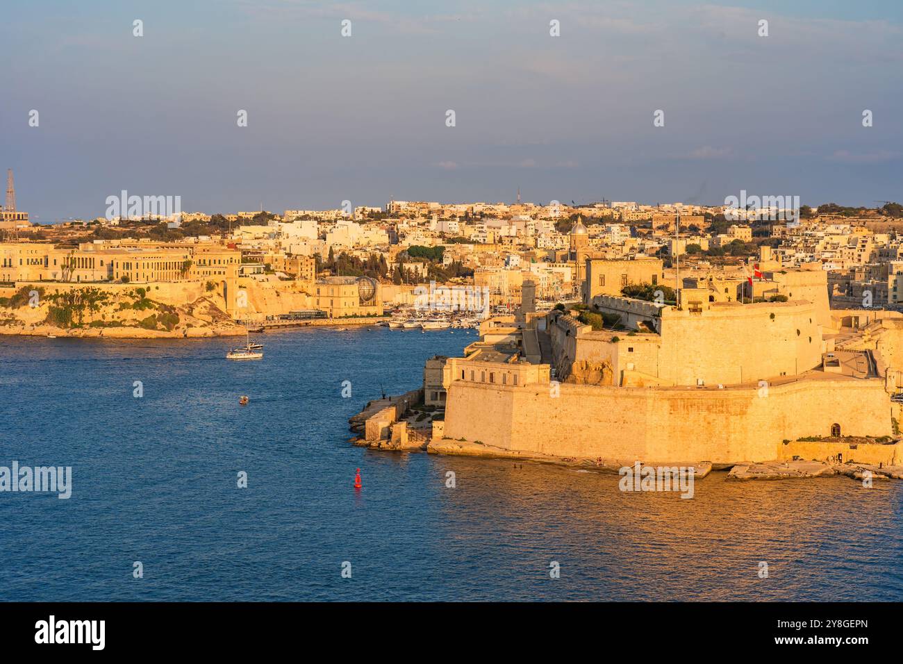Vue des trois villes de Malte à travers le Grand Port à la Valette au coucher du soleil, Malte Banque D'Images
