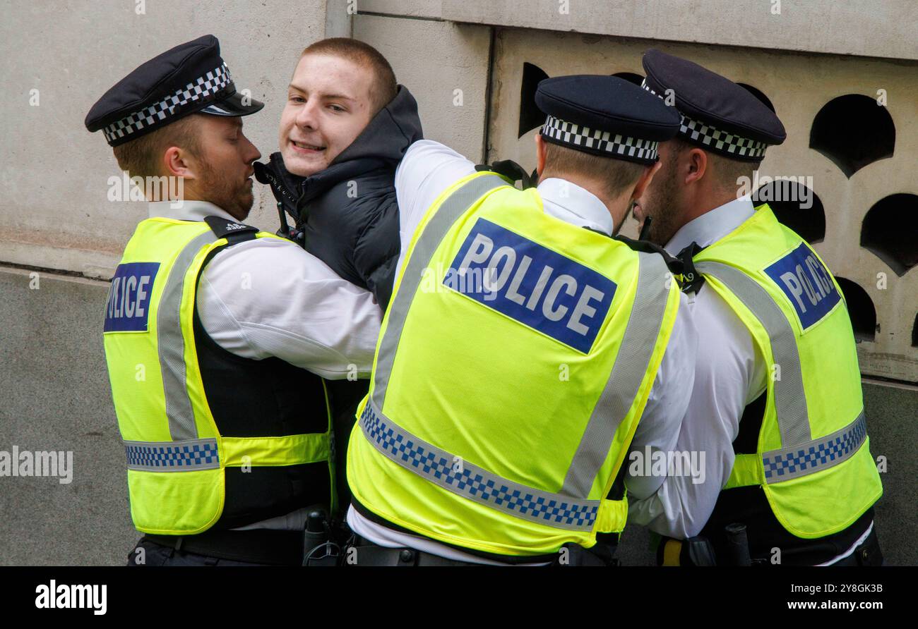 Londres, Royaume-Uni. 5 octobre 2024. Un homme est arrêté. Marche pour la Palestine. Les partisans de la Palestine marchent pour mettre fin à la guerre à Gaza. On estime qu'environ 41 000 personnes ont été tuées à Gaza, dont environ la moitié sont des enfants. Ils appellent à un cessez-le-feu immédiat et à la fin des attaques contre le Liban. La contre-manifestation israélienne demande la libération immédiate des otages après le massacre du 7 octobre. Crédit : Karl Black/Alamy Live News Banque D'Images