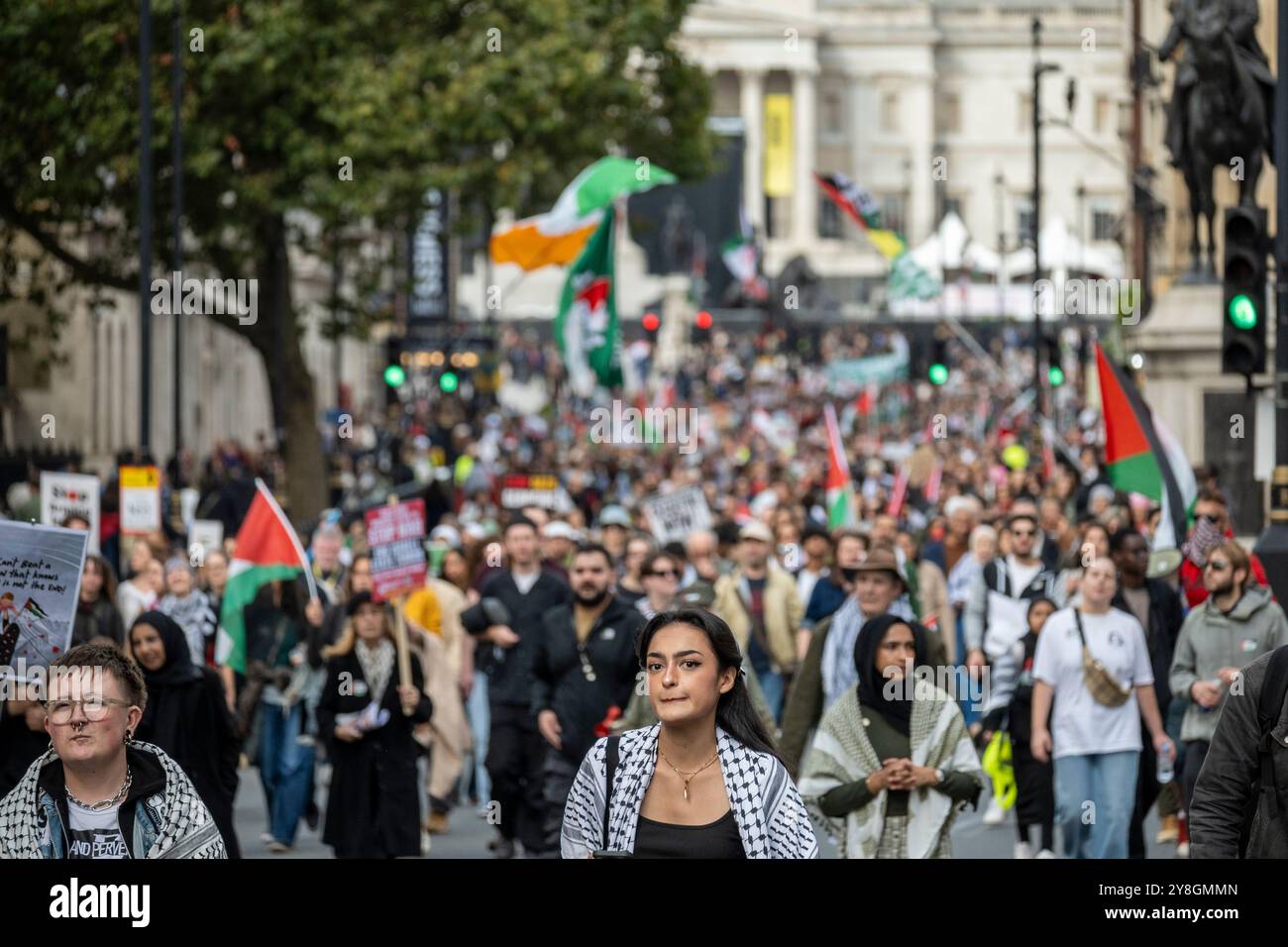 Londres, Royaume-Uni. 5 octobre 2024. Les partisans de Pro Palestine dans une marche nationale pour la Palestine à Whitehall appelant à un cessez-le-feu immédiat, à la fin des ventes d'armes à Israël et à la fin des hostilités à Gaza. À l'approche du premier anniversaire de l'attaque du 7 octobre par le Hamas et des actions ultérieures d'Israël, Israël est maintenant impliqué dans des actions contre le Hezbollah au Liban. Credit : Stephen Chung / Alamy Live News Banque D'Images