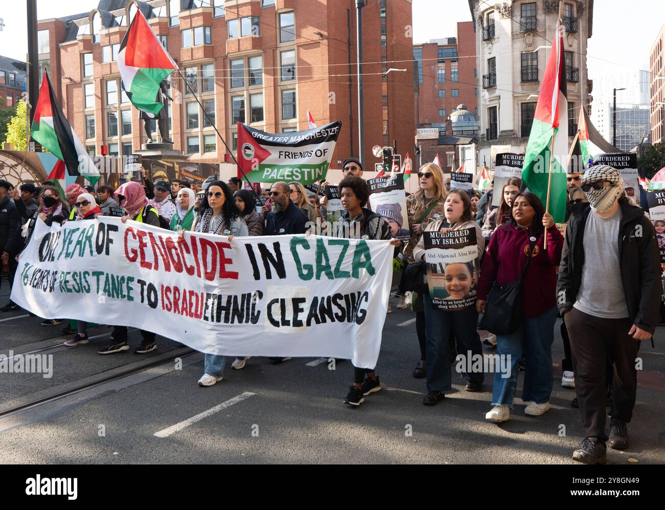 Protestation palestinienne "un an après". La 53ème manifestation, depuis le massacre du 7 octobre. Les manifestants ont appelé à un cessez-le-feu immédiat. La protestation s'est déroulée à Manchester depuis Piccadilly. Manchester UK photo : Garyroberts/worldwidefeatures.com crédit : GaryRobertsphotography/Alamy Live News Banque D'Images