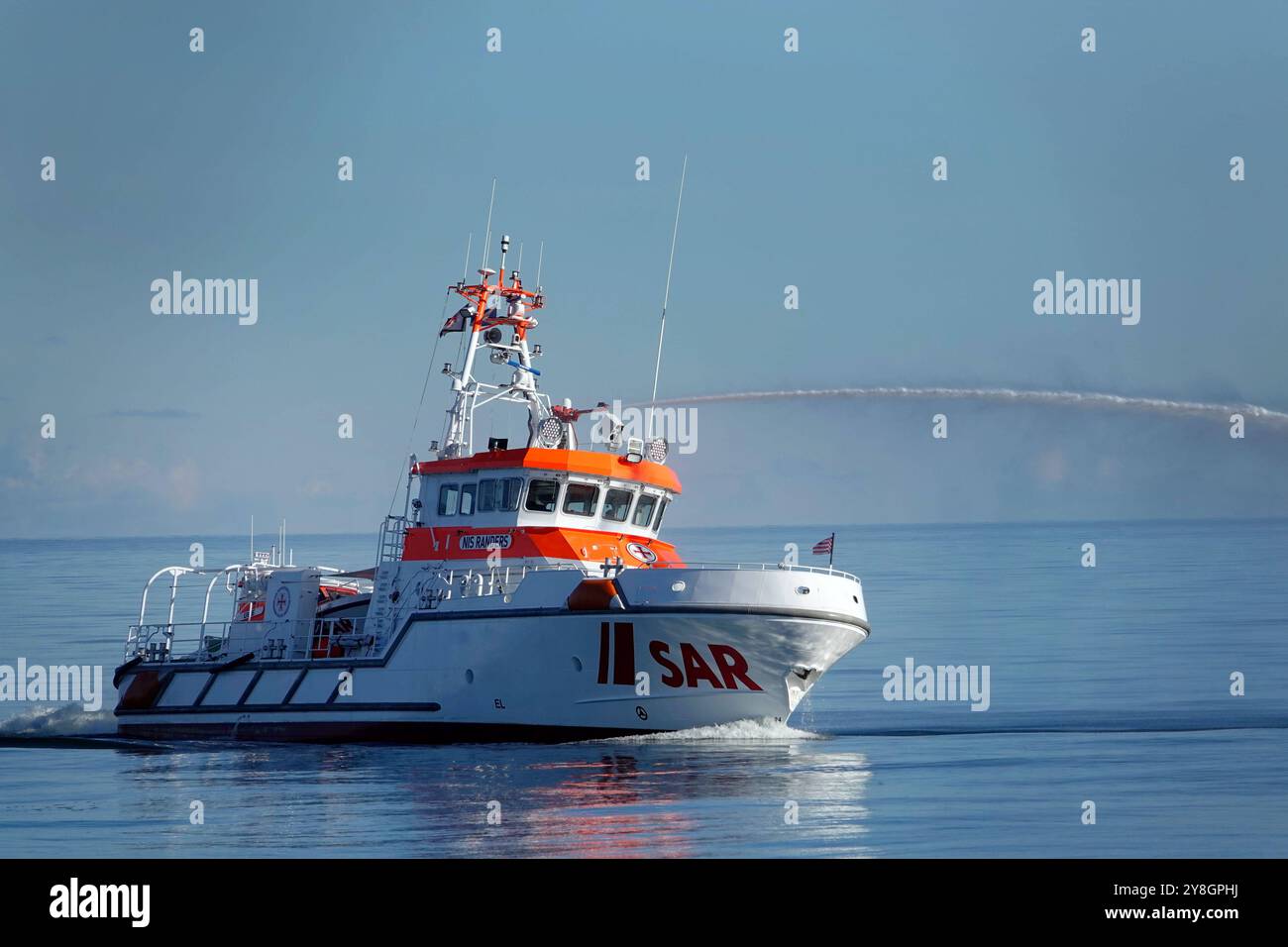 04.10.2024, Zingst, Ostsee, Strand, Seebrücke, Seenotrettungskreuzer, Nis RANDERS kreuzt vor der Seebrücke und Spritzt aus seiner Ferngesteuerten Feuerlöschkanone.. *** 04 10 2024, Zingst, mer Baltique, plage, jetée, croiseur de sauvetage, Nis RANDERS navigue devant le quai et pulvérise à partir de son canon extincteur télécommandé Banque D'Images