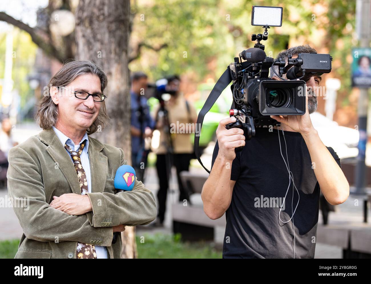 Montréal, Canada. 17 septembre 2024. Jean-René Dufort, à gauche, animateur de l'émission de satire politique de CBC centrée sur le Québec 'InfoMan', est vu avec son caméraman à la suite de l'élection partielle fédérale dans la circonscription de Lasalle-Emard-Verdun, à Montréal, le mardi 17 septembre 2024. Crédit : la presse canadienne/Alamy Live News Banque D'Images