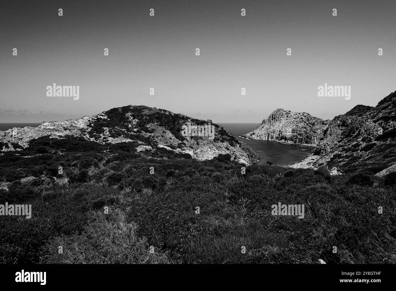 Les belles falaises et la plage de Calafico, île de Santo Stefano, Sardaigne du Sud, Italie Banque D'Images
