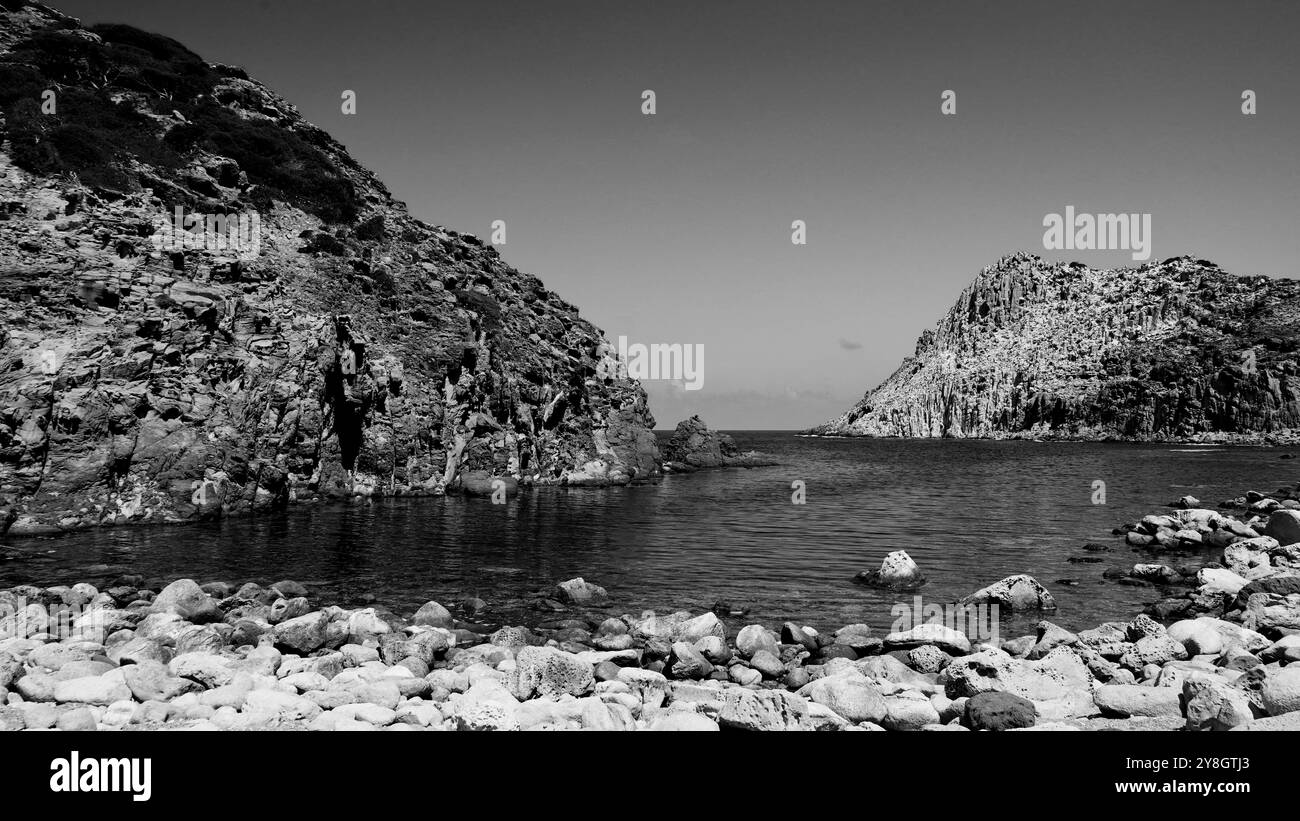 Les belles falaises et la plage de Calafico, île de Santo Stefano, Sardaigne du Sud, Italie Banque D'Images