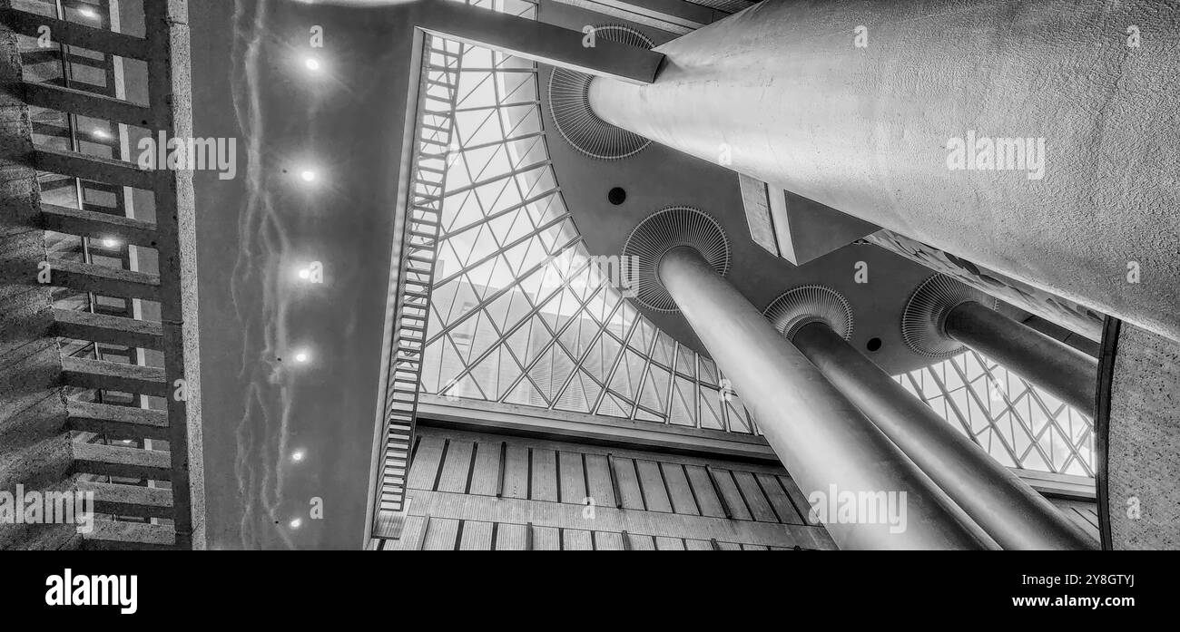 Photo en noir et blanc d'un angle différent à l'intérieur du Westin Peachtree Plaza, (GA, Atlanta, 2024) Banque D'Images