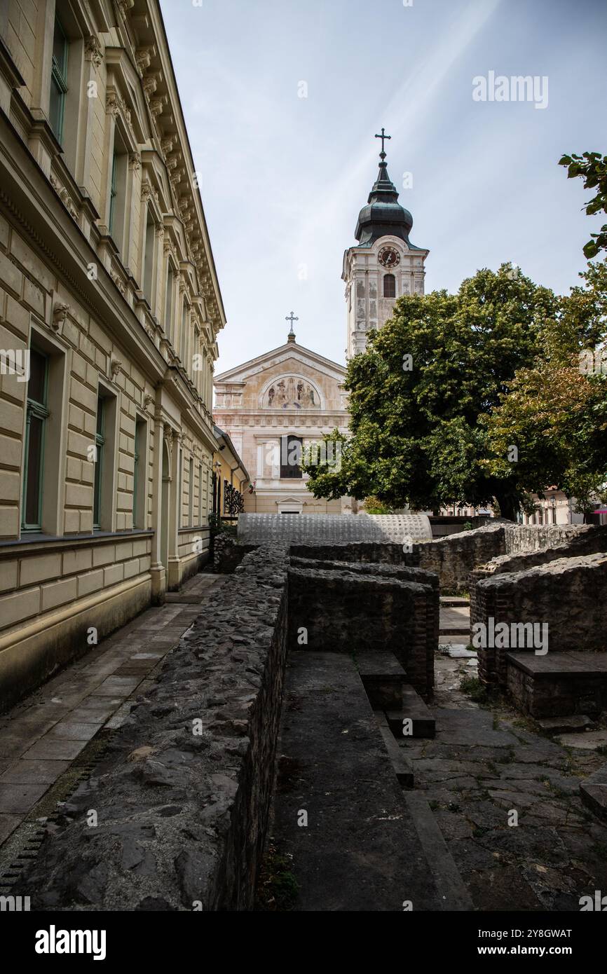 Belle ville et rue photographiée avec l'église de François. Centre-ville historique à la journée. Météo estivale dans la ville des cinq églises, Pecs, Hongrie Banque D'Images