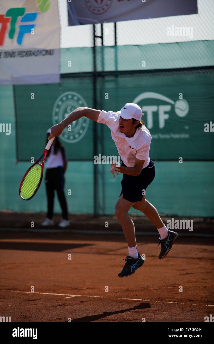 Le joueur de tennis roumain Nicholas David Ionel affronte le joueur de tennis français Corentil Denolly au Mehmet Şemşik Tennis Complex de Gaziantep, lors de la finale du premier tournoi international de tennis dans la ville du sud de la Turquie. Nicholas David Ionel a gagné contre Corentil Denolly 6-2, 6-2 dimanche, et a ensuite reçu le trophée du maire de la municipalité métropolitaine de Gaziantep Fatma Şahin, et du président de la Fédération turque de Tennis Cengiz Durmus Banque D'Images